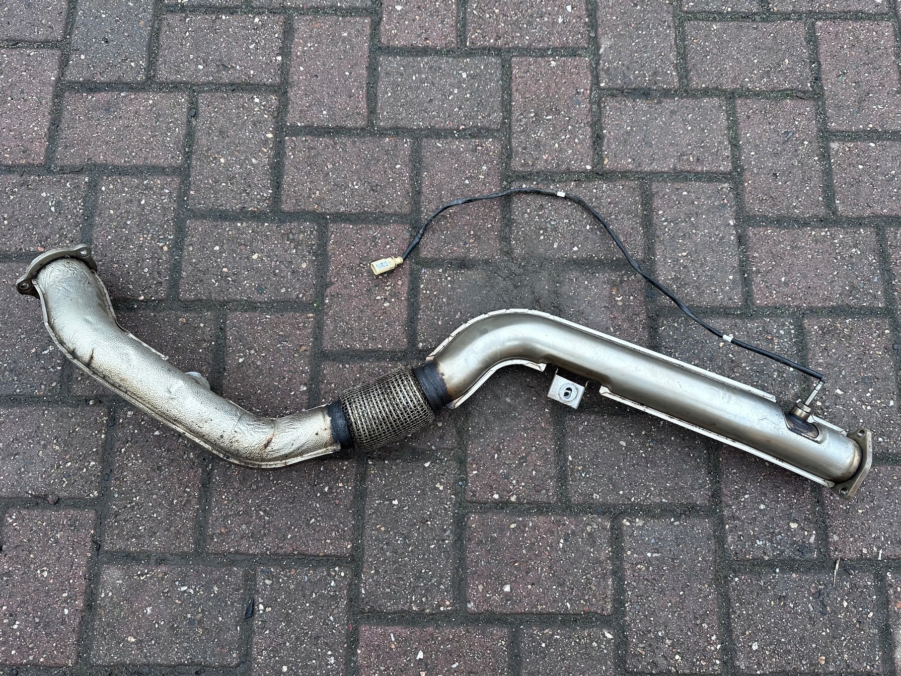 8W0253300E - AUDI A4 b9 A5 Вихлопна труба гнучка муфта