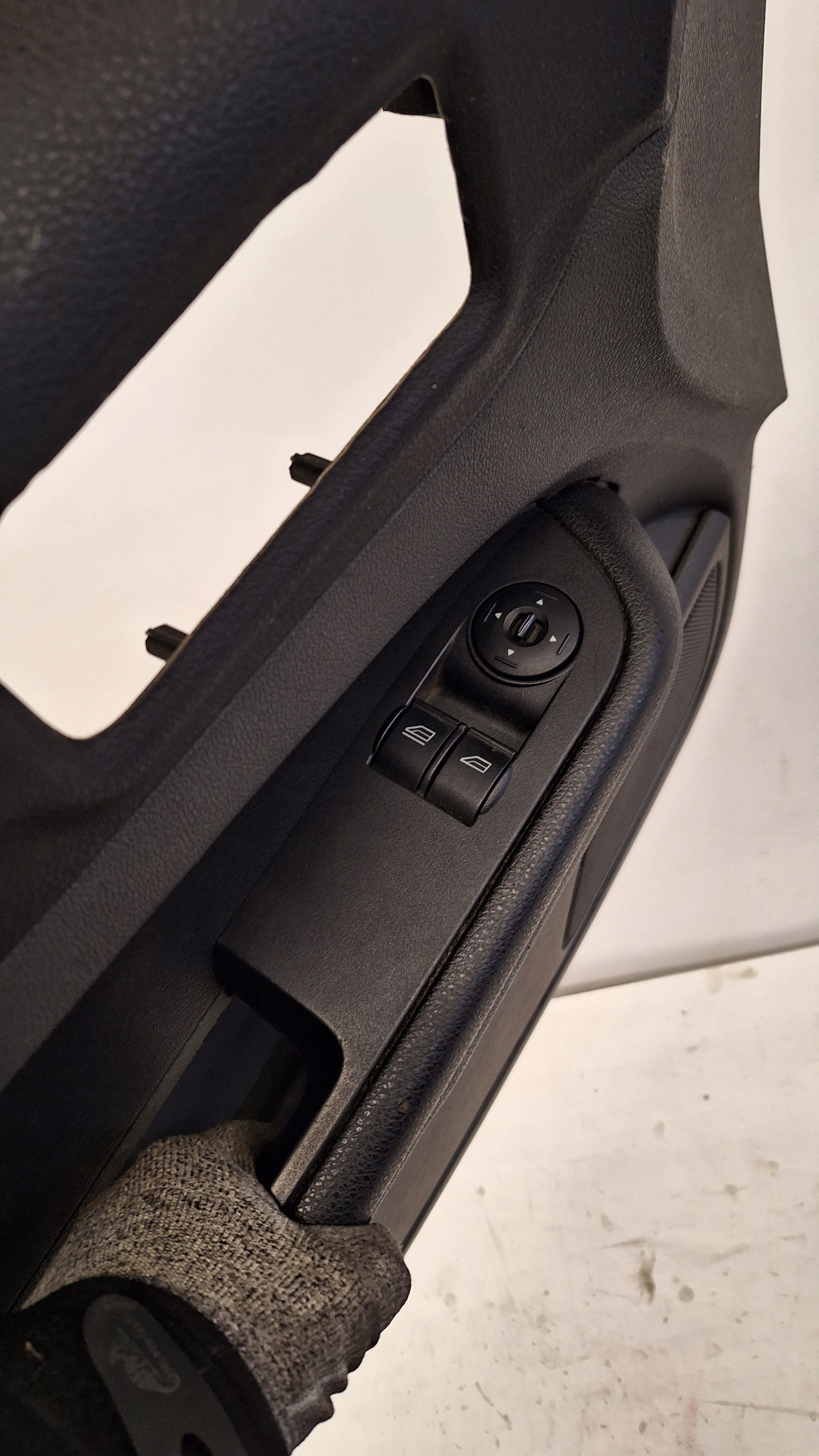 BOCZEK DRZWI LEWY PRZÓD FORD FOCUS MK2 4M51A23943C Numer katalogowy części 4M51A23943C