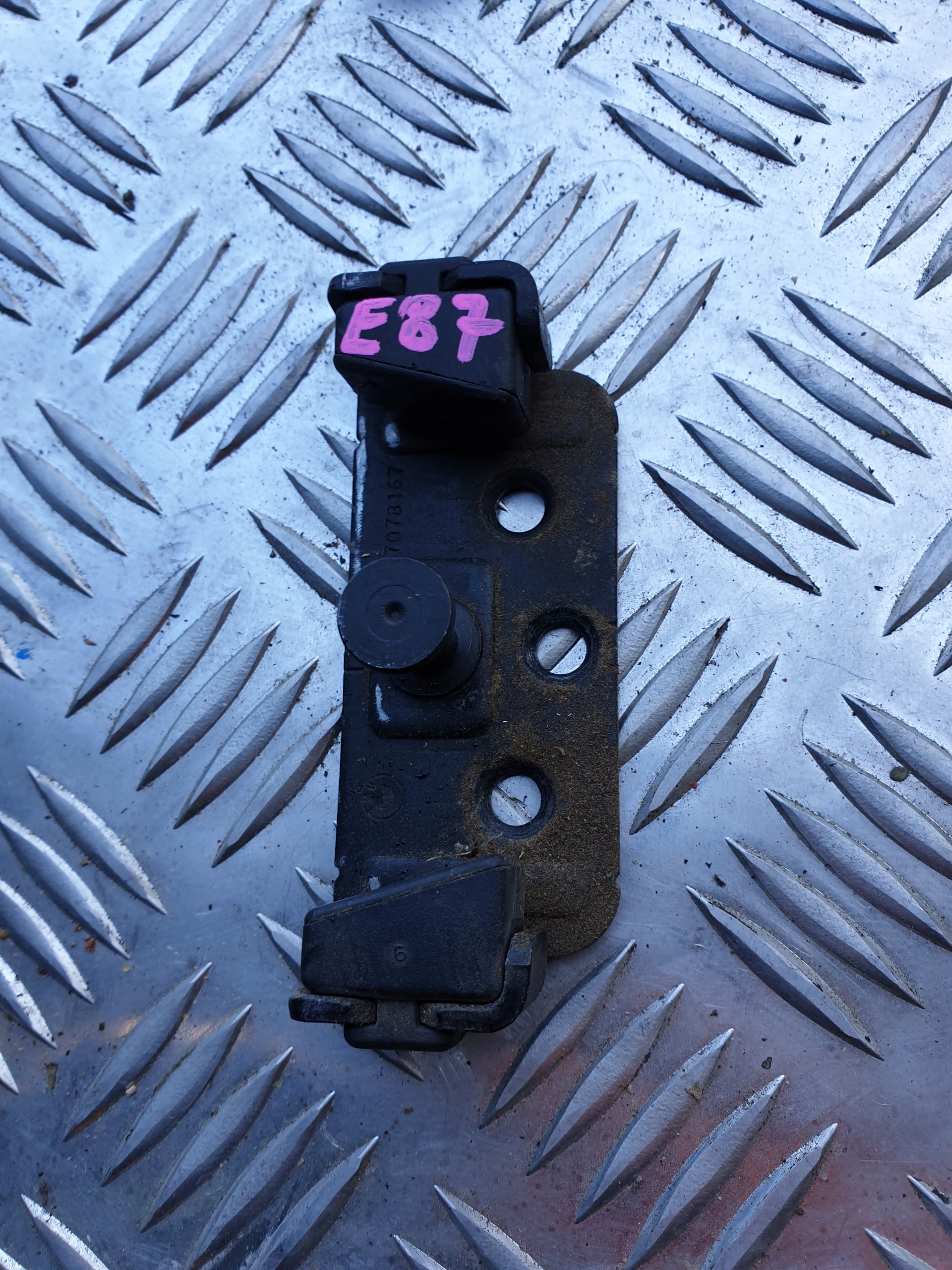 RYGIEL ZAMKA BAGAŻNIKA BMW E87