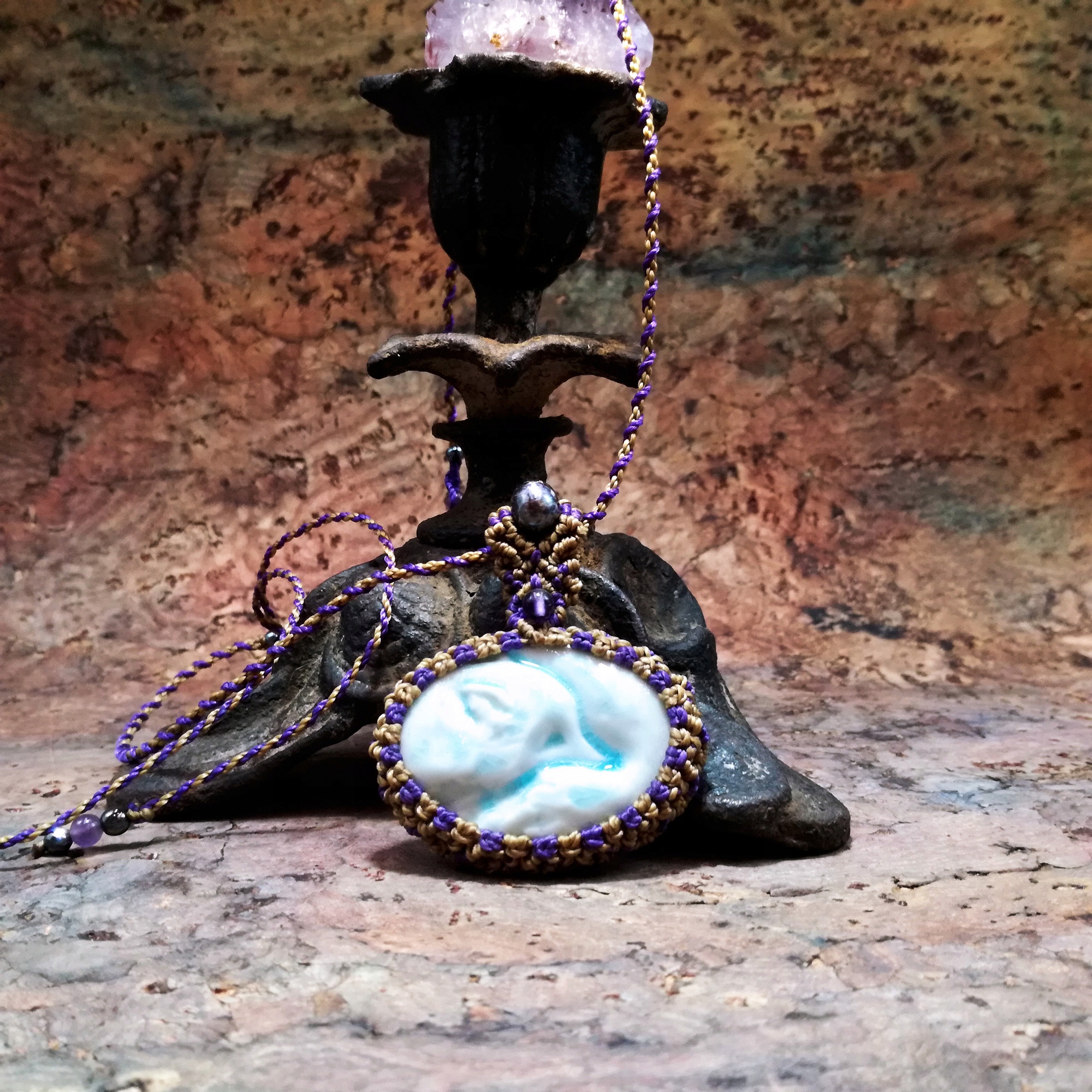 Liška porcelánový s ametysty a perlou přírodní pletený náhrdelník makramé