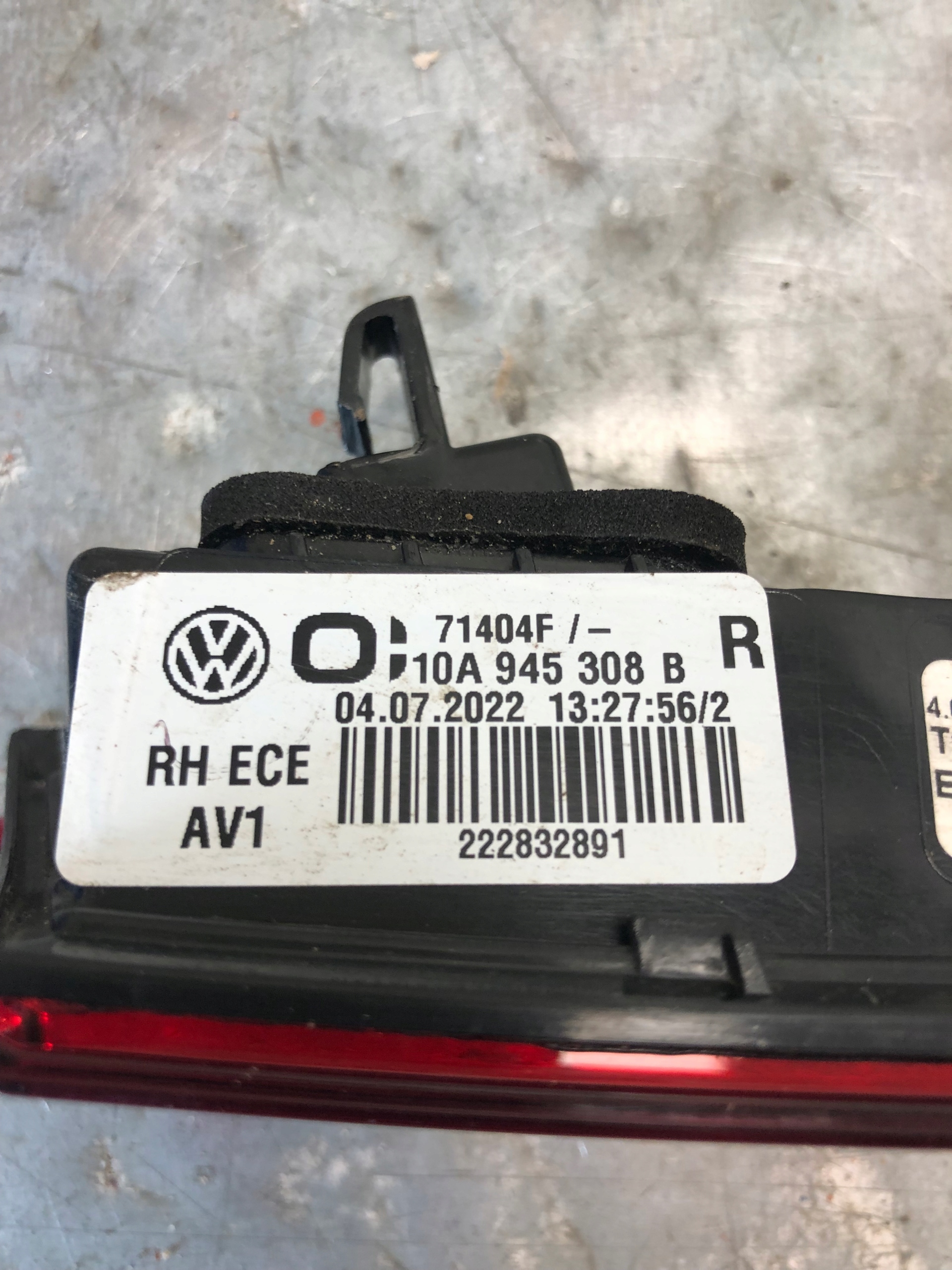 light right rear part to the bonnet VW ID3 ID.3 10A945308B