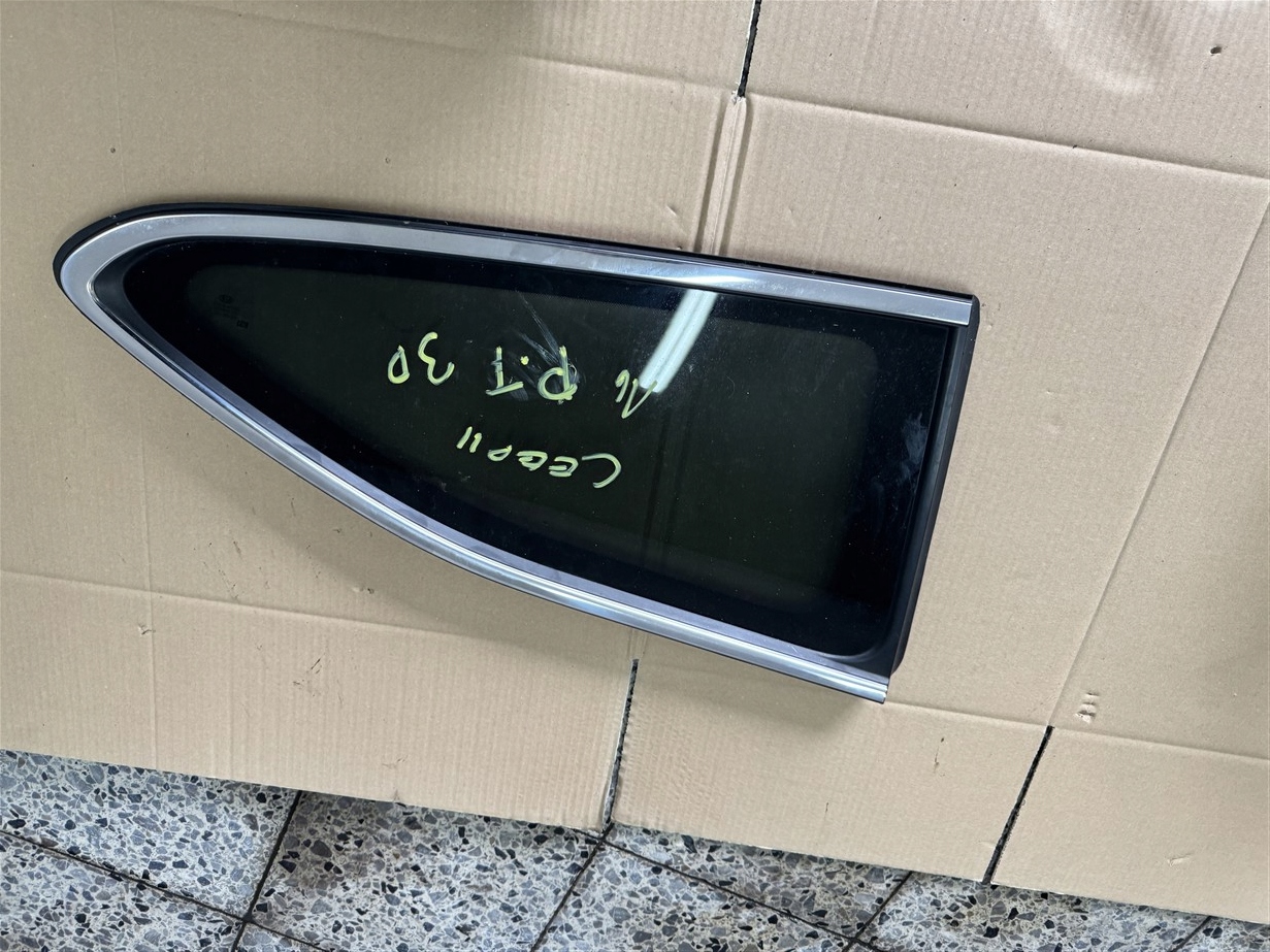 SZYBA BOCZNA CHROM W BŁOTNIK PRAWY TYŁ KIA CEED PROCEED II 2 GT LIFT