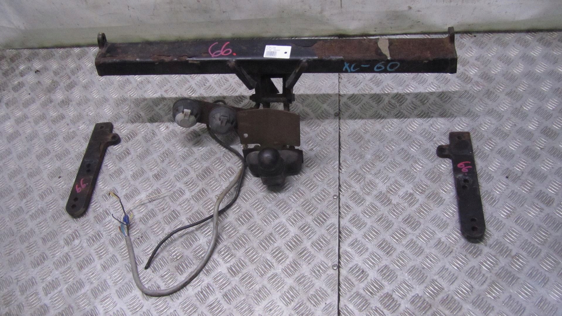 VOLVO XC60 HAK HOLOWNICZY 08-13 66 Rodzaj kuli Odkręcana