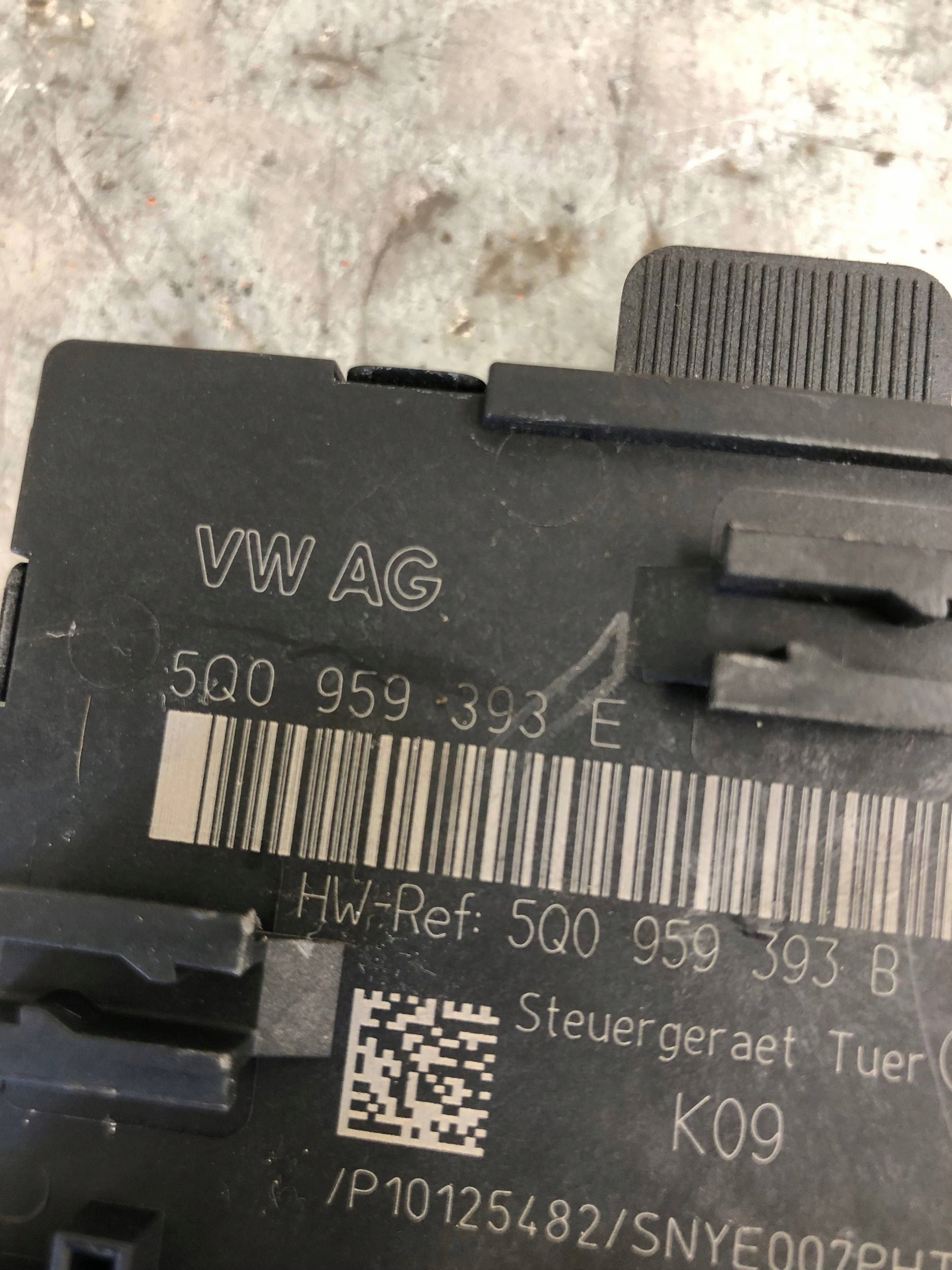 module door left front VW TOURAN III 5Q0959393E