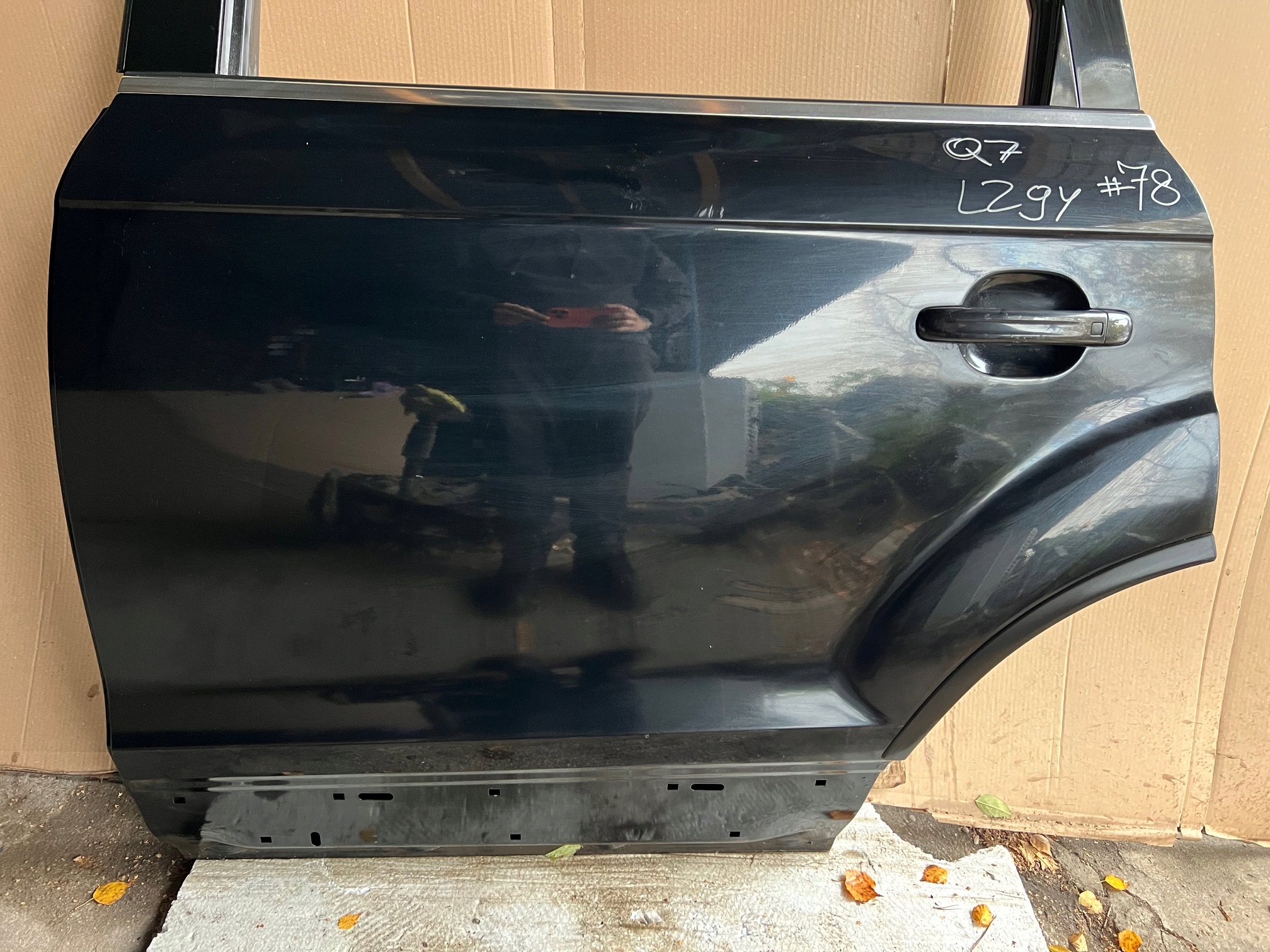 AUDI Q7 4L door left rear. left rear part LZ9Y