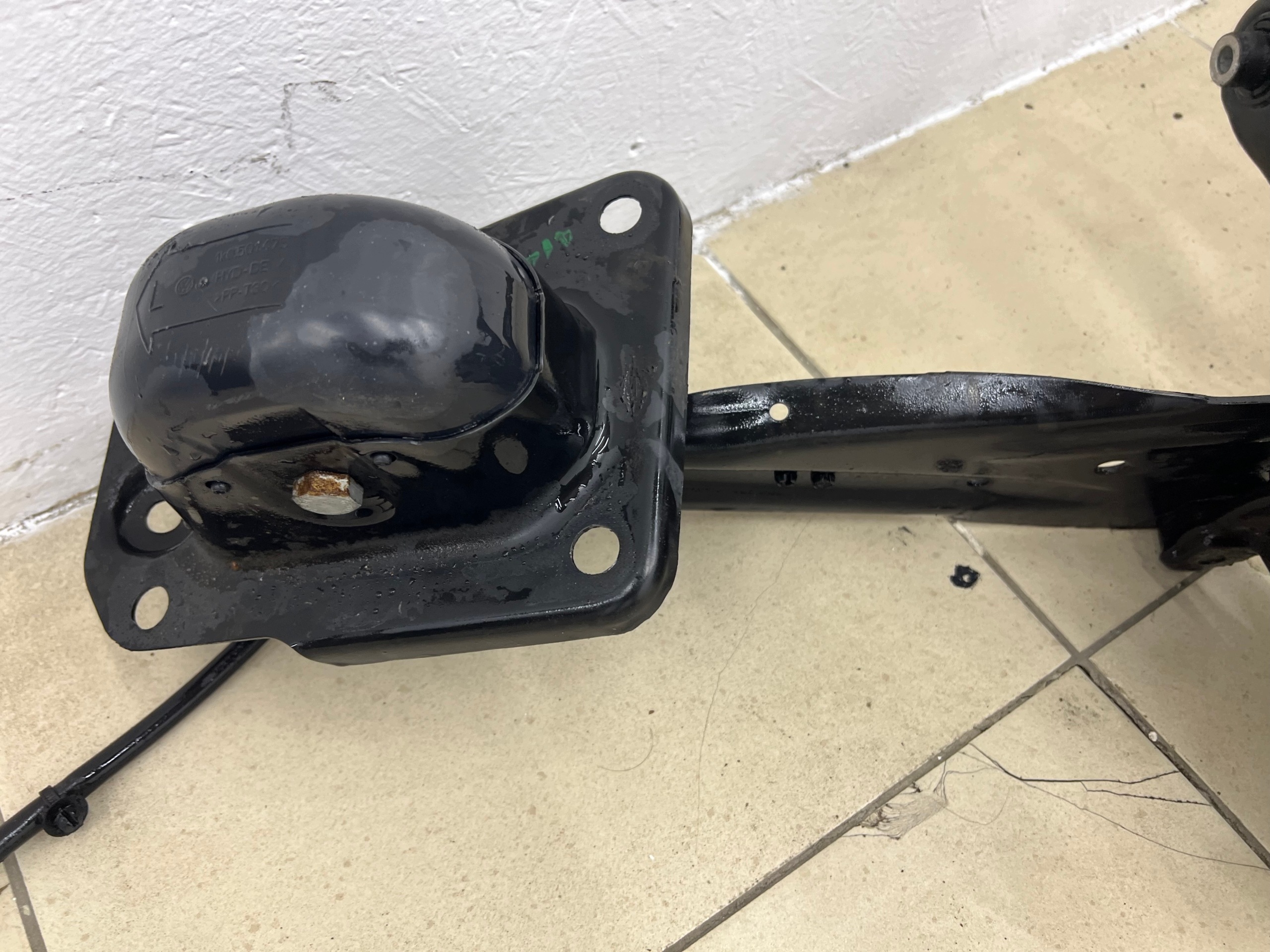swing rear left complete AUDI A3 8V 2.0 TDI original 5Q0505225
