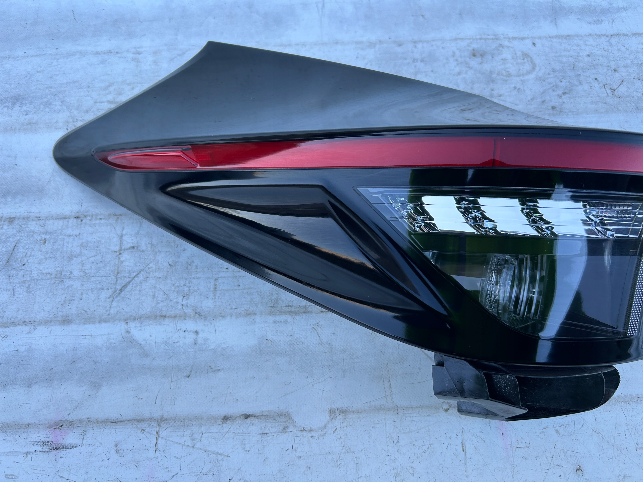 TOYOTA YARIS CROSS LAMPA LEWA TYŁ LED 81560-0DE20 ORYGINAŁ Strona zabudowy lewa