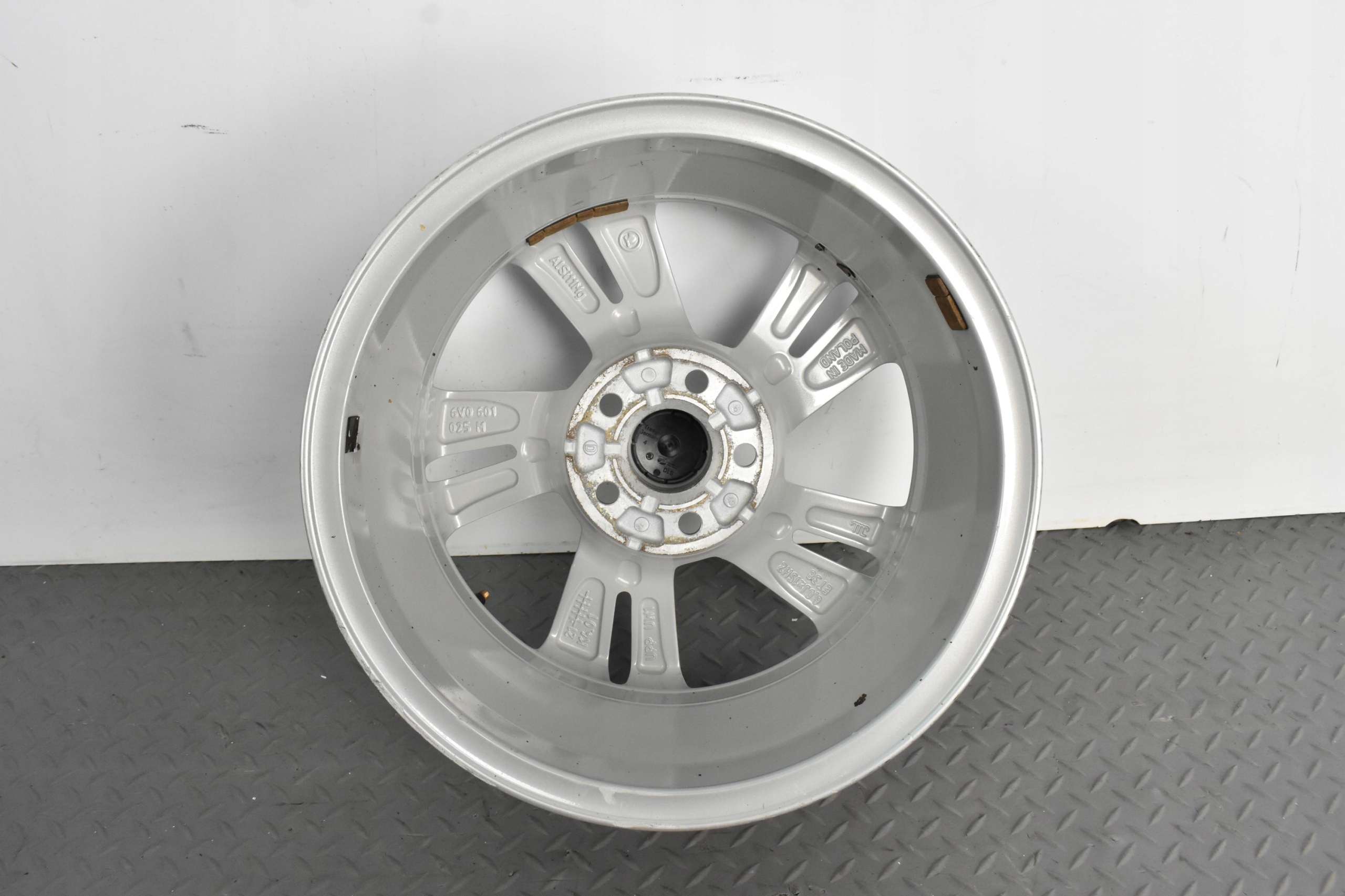 FELGA ALUFELGA 6V0601025M SKODA FABIA III RAPID ROOMSTER 6J ET38 5x100 R15 Liczba felg w ofercie 1 szt.