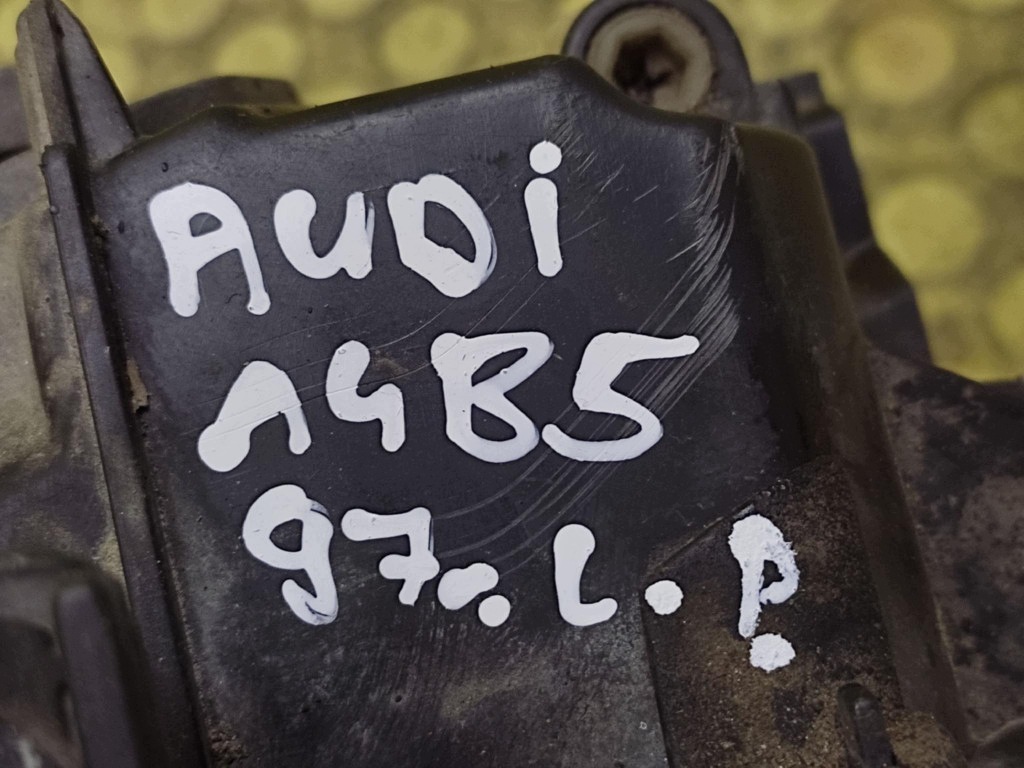 AUDI A4 B5 REFLEKTOR Licht links vorne 8D0941003E