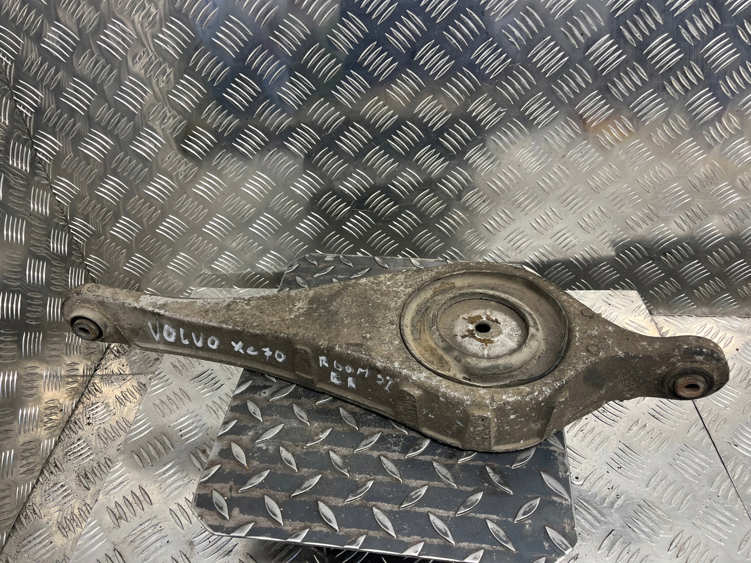 arm left rear VOLVO XC70 II 31317603