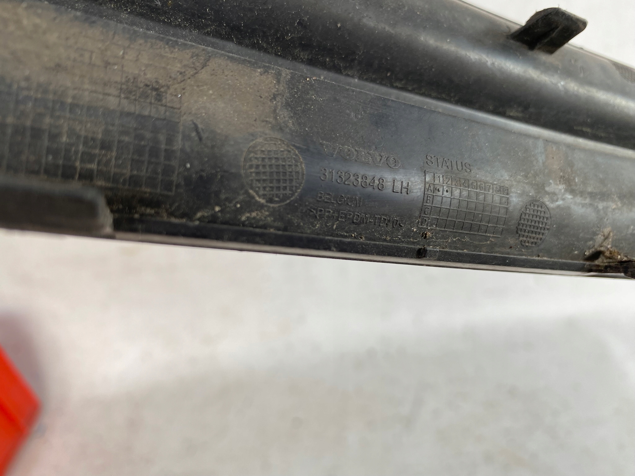 VOLVO S60 V60 13- grid of a bumper left front PDC 31323848
