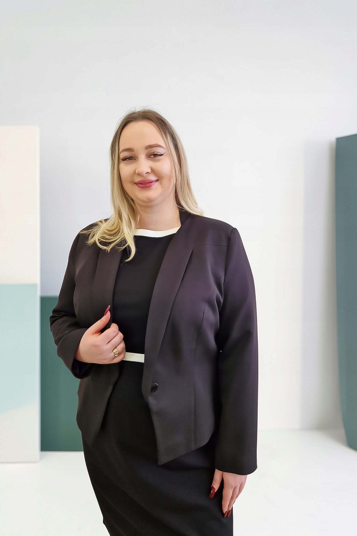 Elegantní krátký dámský Sako, černá barva, velikost 48