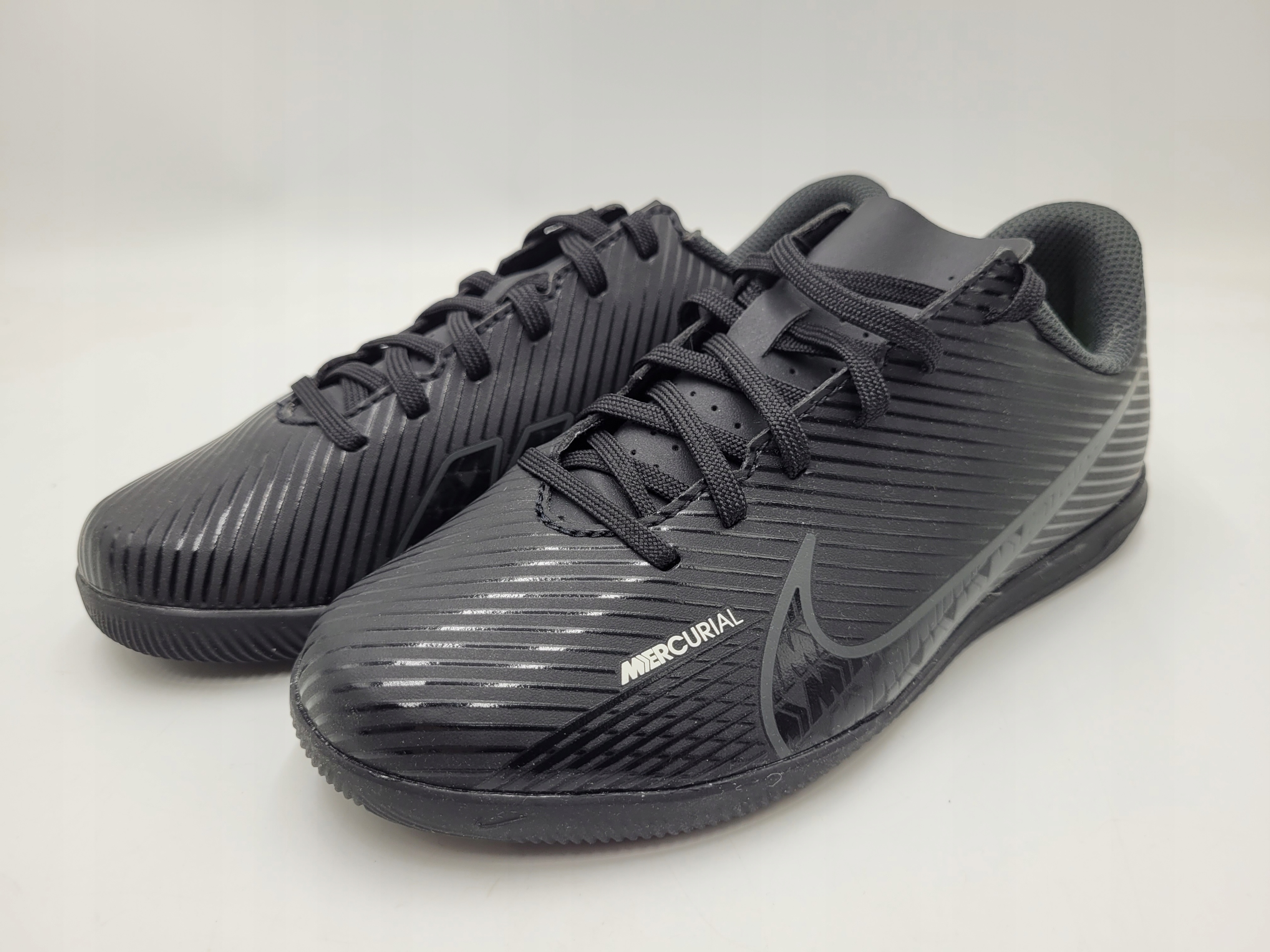 Buty halowe Nike JR VAPOR 15 CLUB IC Halówki r. 35,5 Rozmiar 35,5