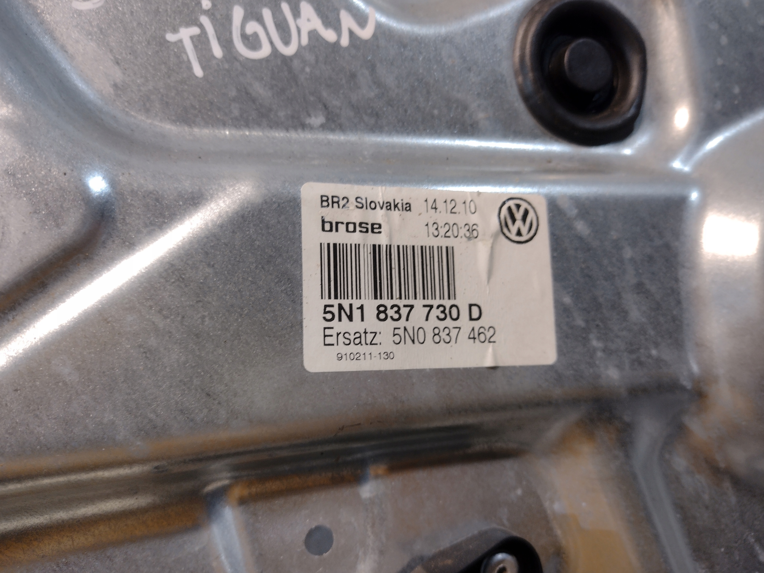 window regulator right front Volkswagen Tiguan and 5N1837730D
