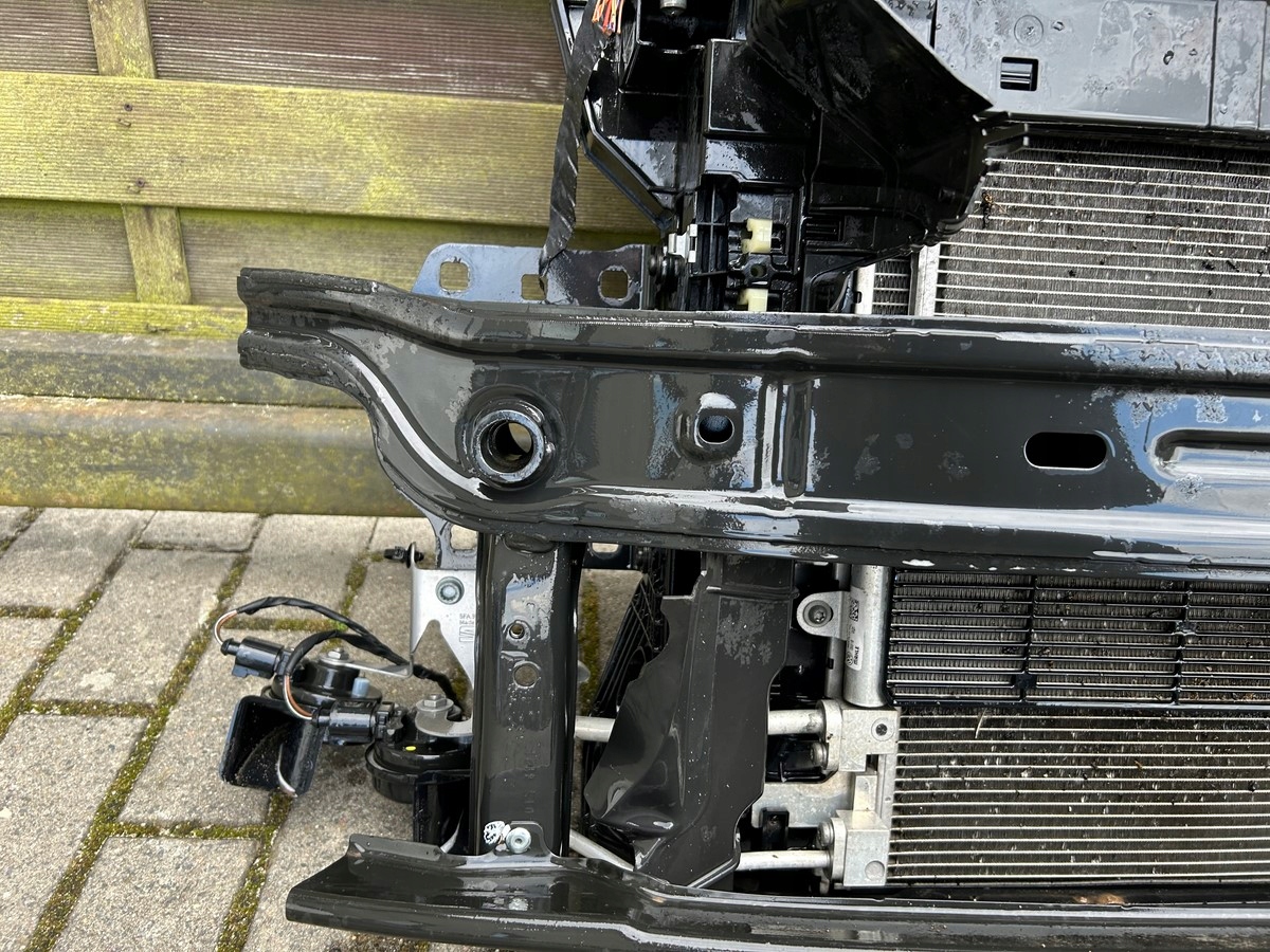 CUPRA FORMENTOR 1.4 E-TSI HYBRID PAS PRZEDNI KOMPLET WZMOCNIENIE CHŁODNICE Strona zabudowy przód