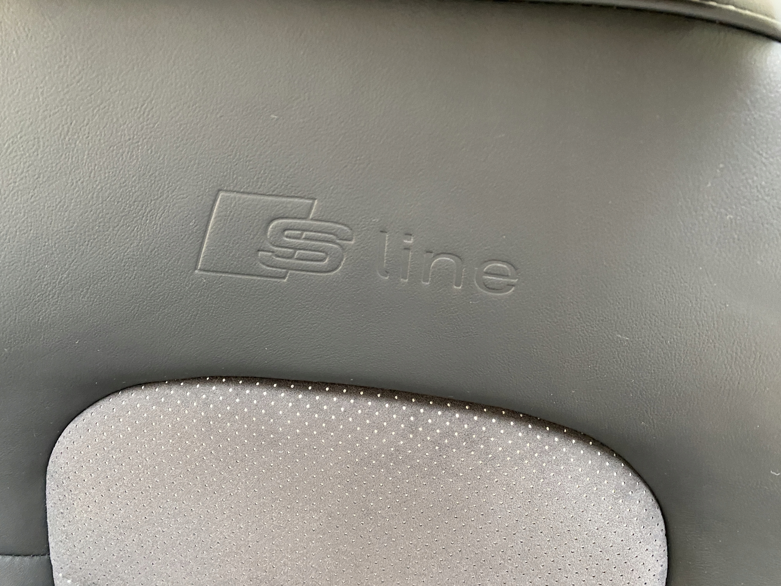 AUDI Q3 8U SLINE SKORY Sitze