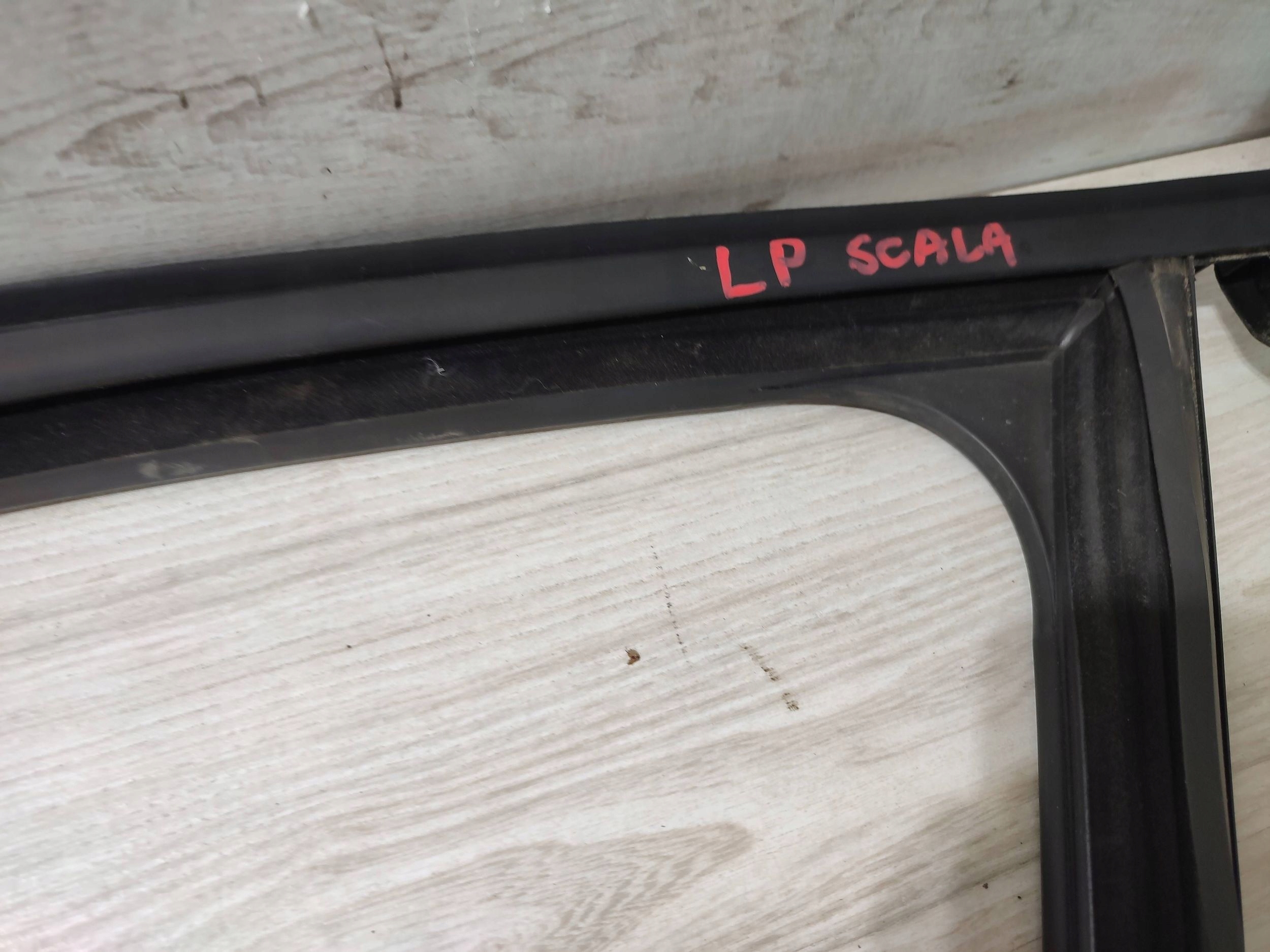 Skoda Scala 2020 front left moulding / gasket windows door przednich