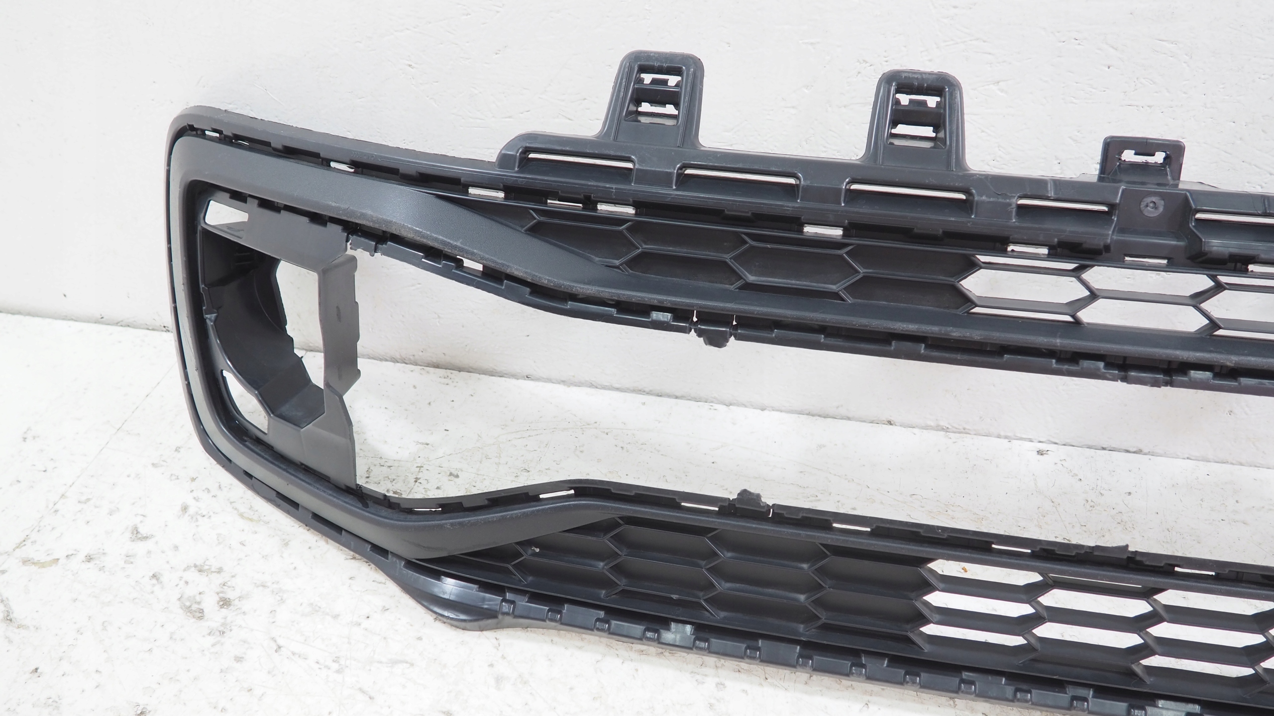 VW Up lift central grid of a bumper front 1S0853677F