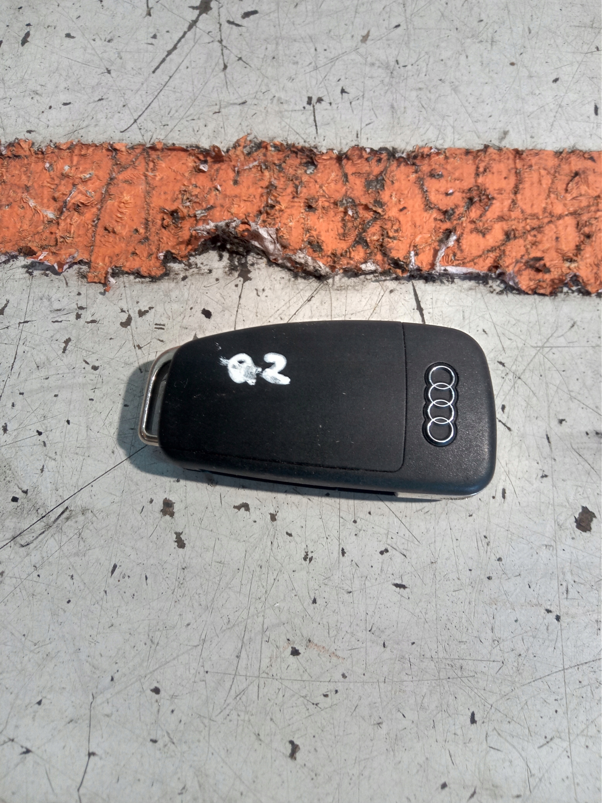 AUDI Q2 LIFT PILOT KLUCZYK 81A837220AB Producent części Audi OE