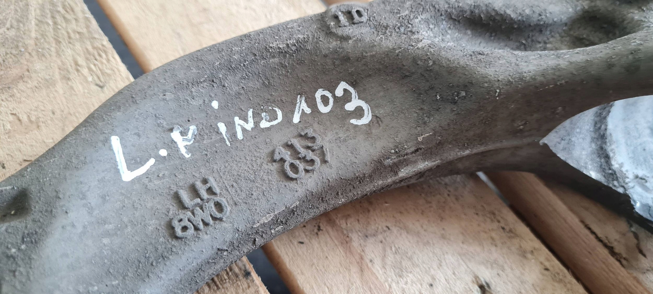 A4 B9 8W WIDELEC bracket of a shock absorber left front 8W0413037E A5 8W