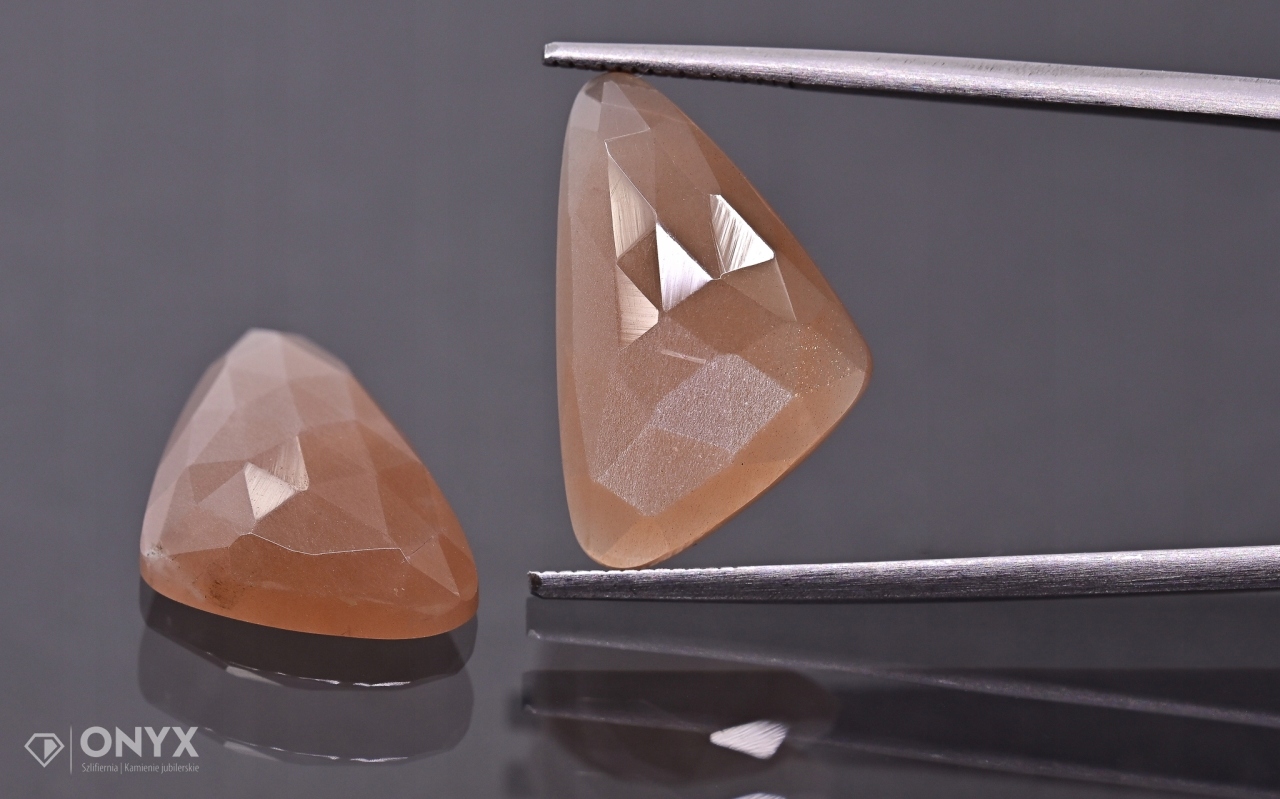 Měsíční kámen Pár fazetovaný nepravidelný 19x