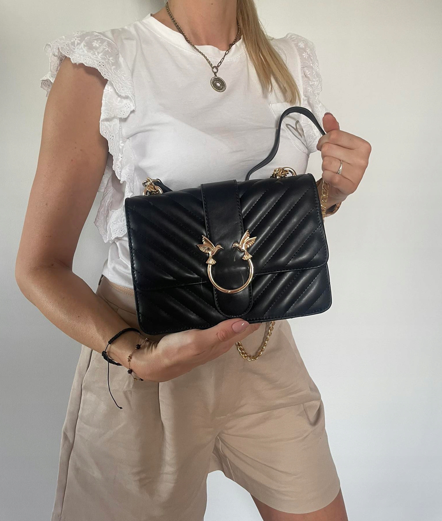 Torebka damska PIKOWANA LISTONOSZKA CHANELKA JASKÓŁKIna łańcuszku Kolor czarny