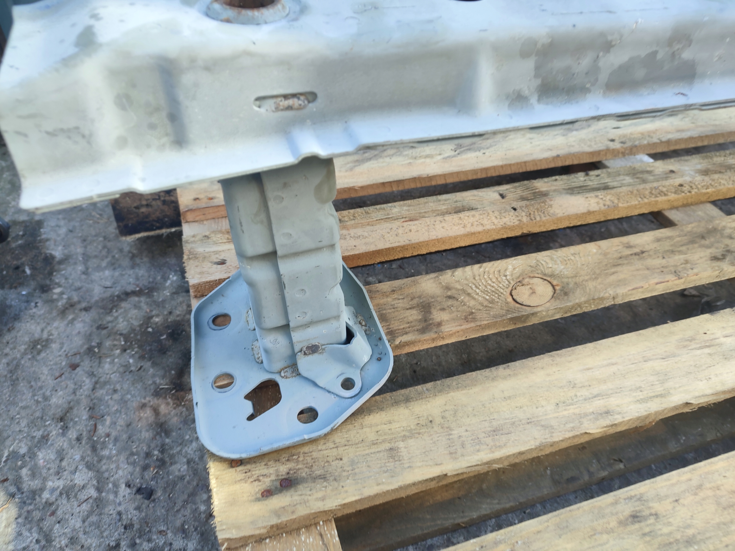 bumper support front front NISSAN NV200