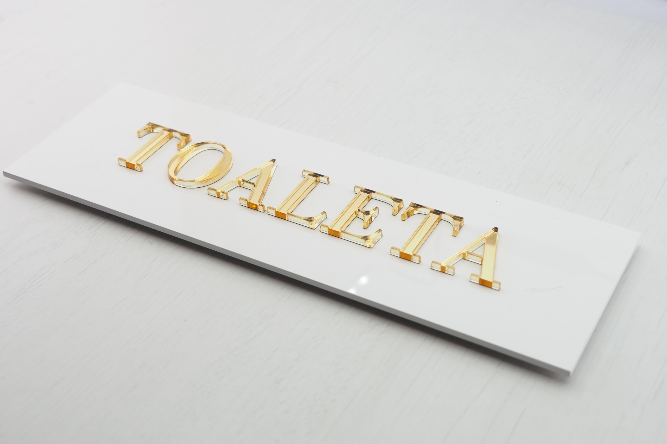 Tabliczka TOALETA na drzwi z plexi złote lustro Marka inny