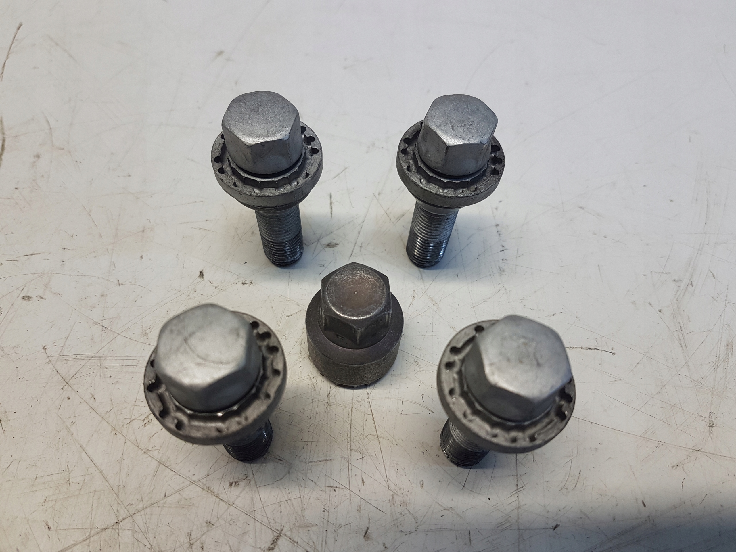 VOLVO XC40 предохранительные винты для воров