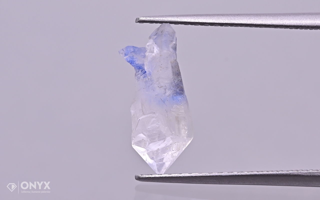 Křemen s dumortieitem přírodní křišťál 13x5,5 mm