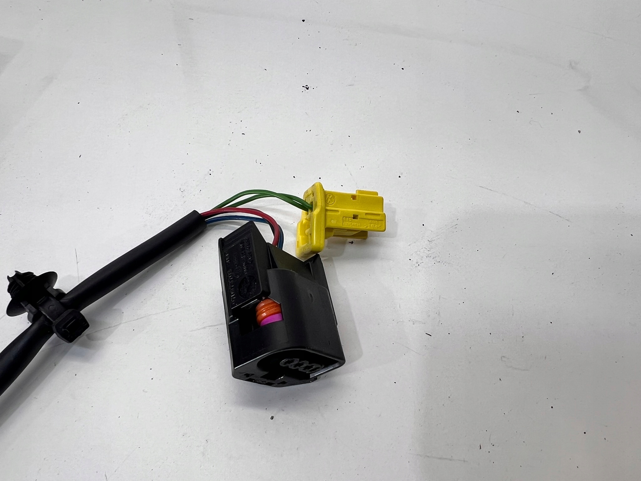 ZAPINKA supports right sensor USA AUDI A3 8P4857756C