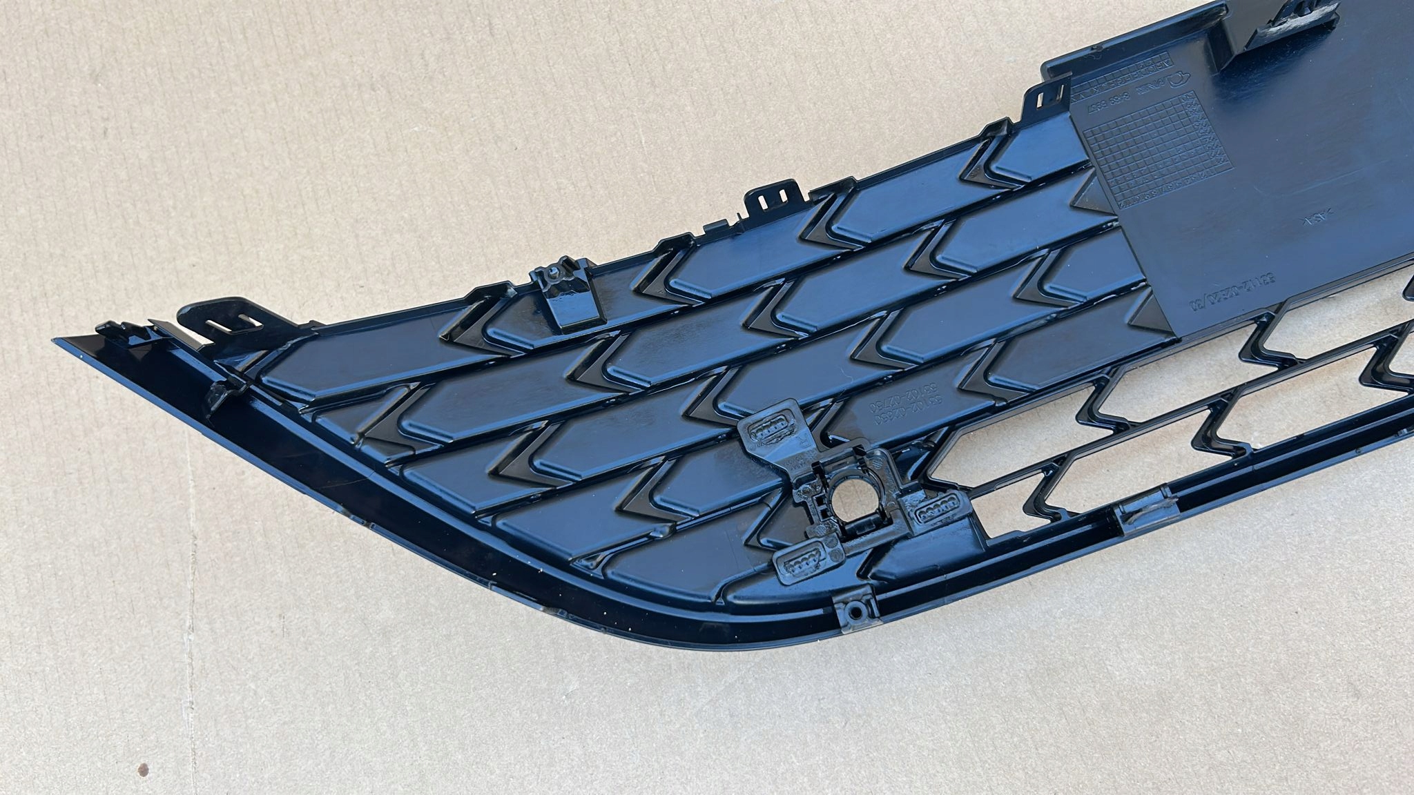 grid of a bumper central front front TOYOTA COROLLA E21 23- LIFT KOMBI