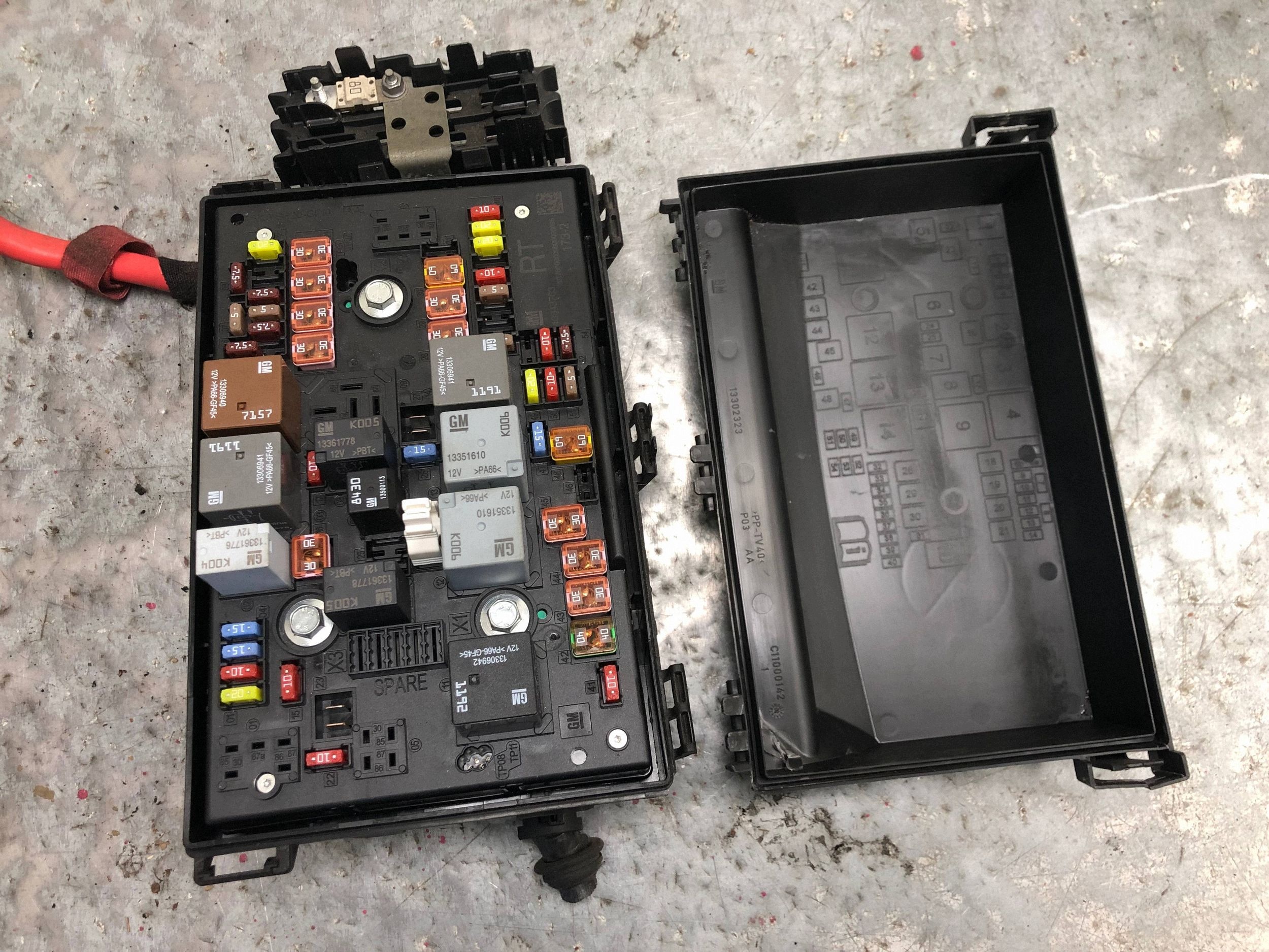 fuse box OPEL ASTRA J 13343763