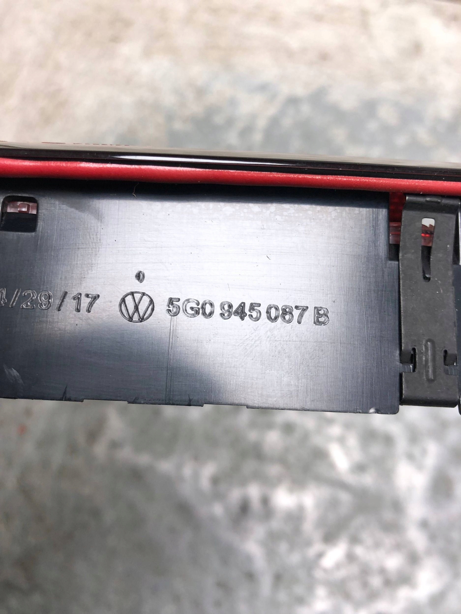 TRZECIE light STOP VW GOLF VII 5G0945087B