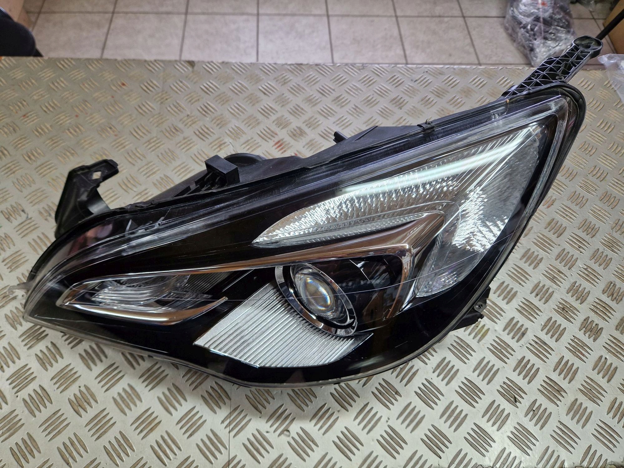 light left front OPEL ASTRA IV GTC CASCADA 12R