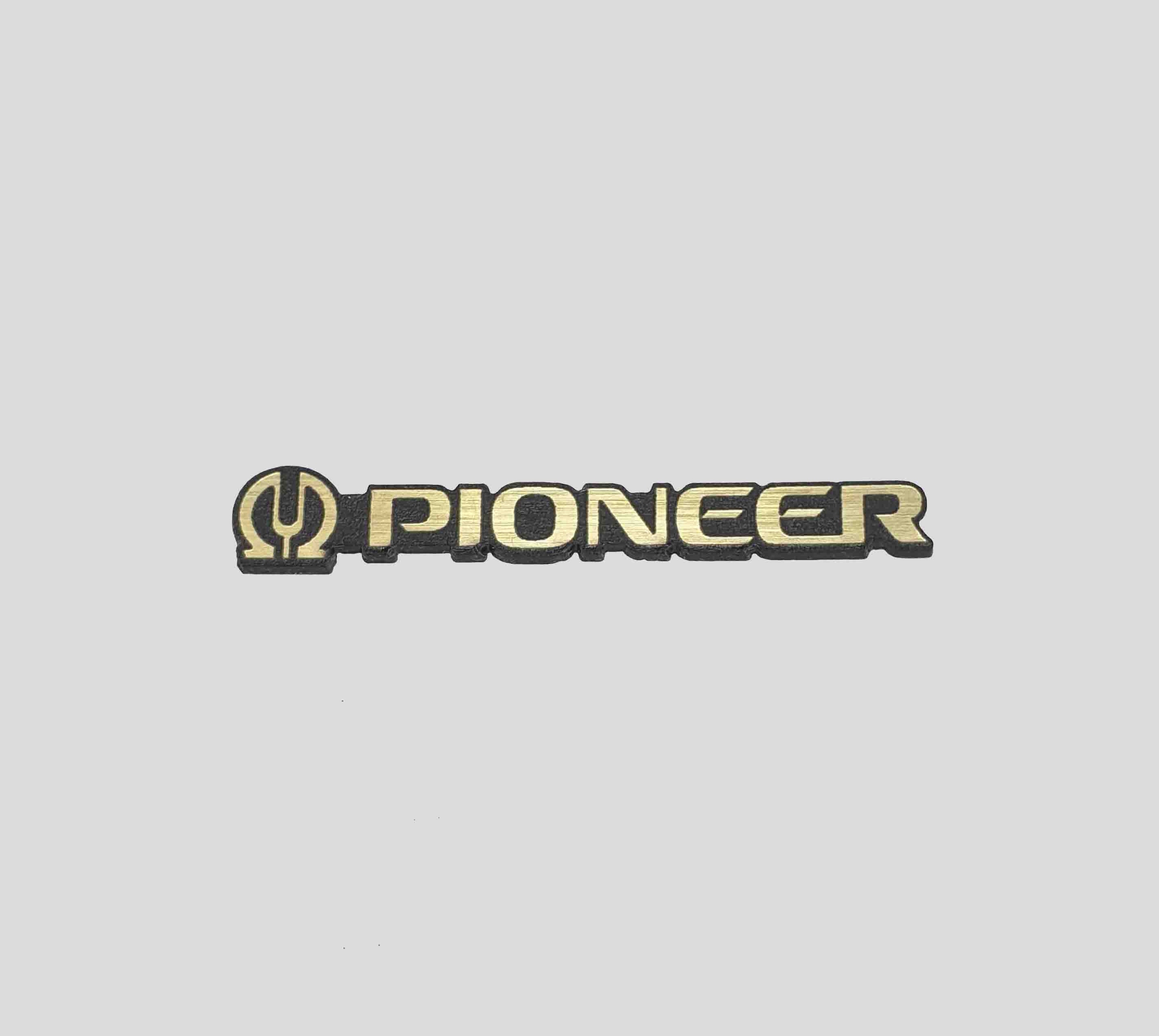 

Pioneer naklejka emblemat 35 x 5 mm * Złota