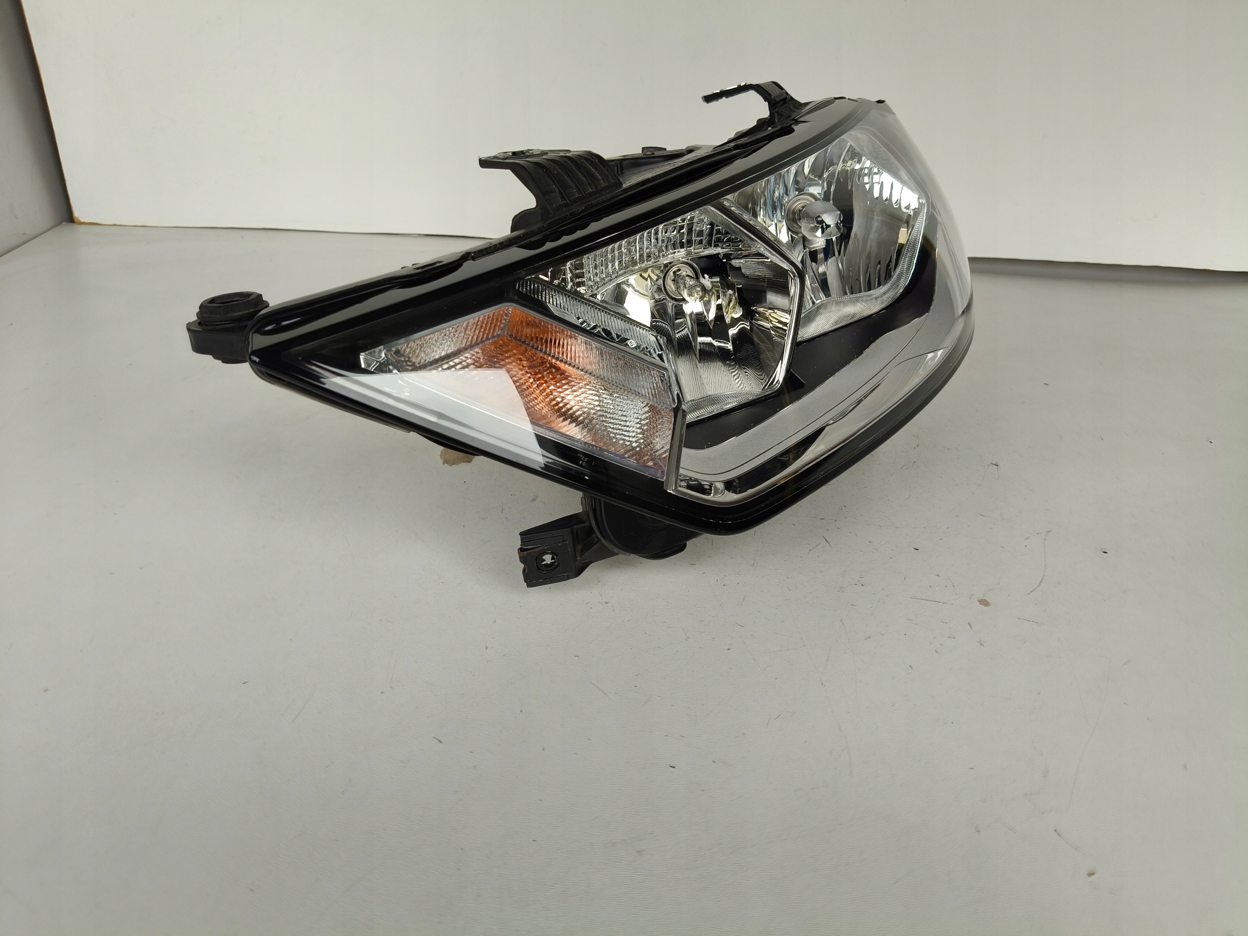 light left REFLEKTOR AUDI A1 82A 18