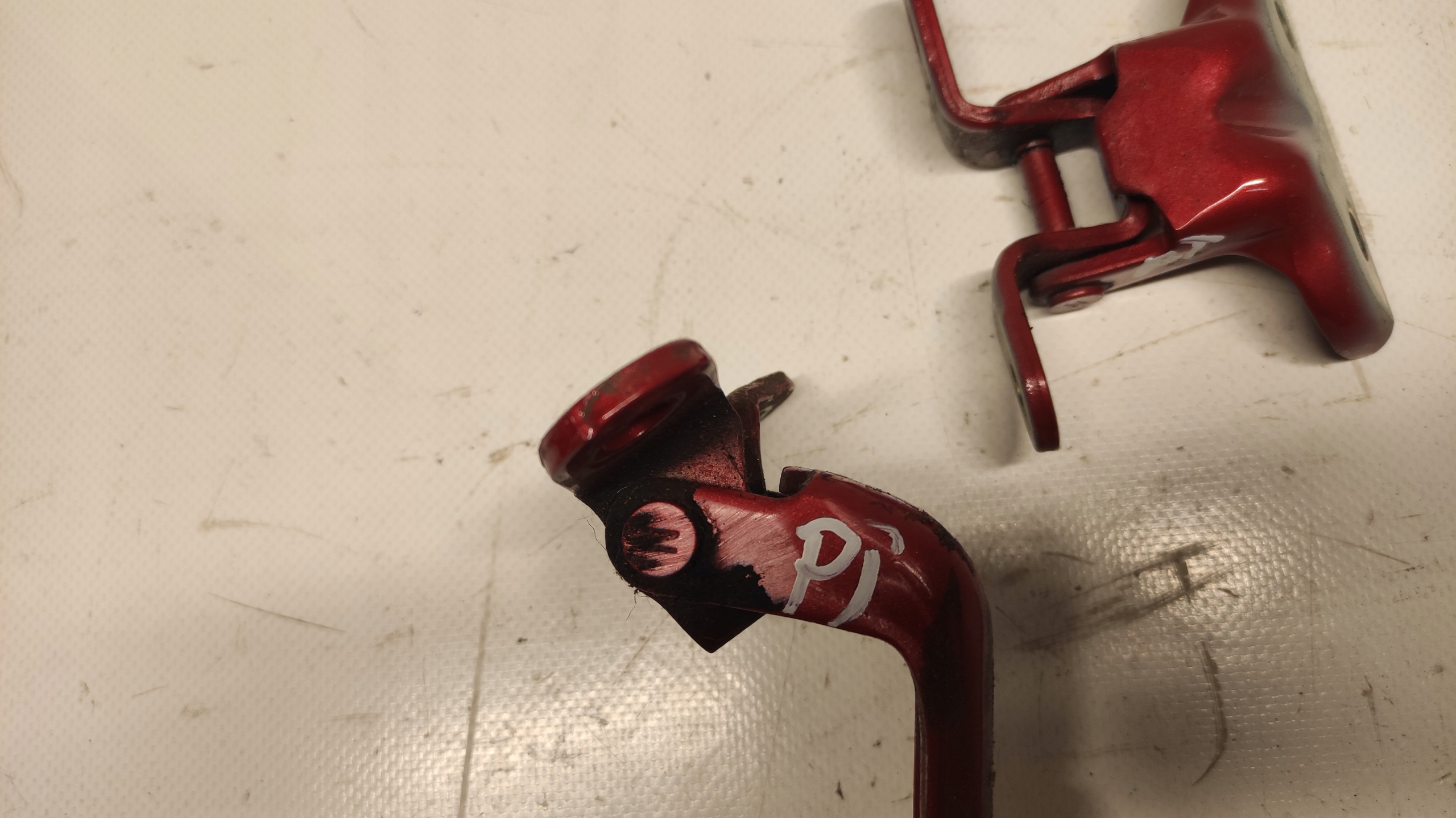 ZAWIAS ZAWIASY DRZWI PRAWY TYŁ GÓRA DÓŁ KIA CEED III 17-24 Numer katalogowy części KIA CEED III ZAWIASY PRAWY TYŁ