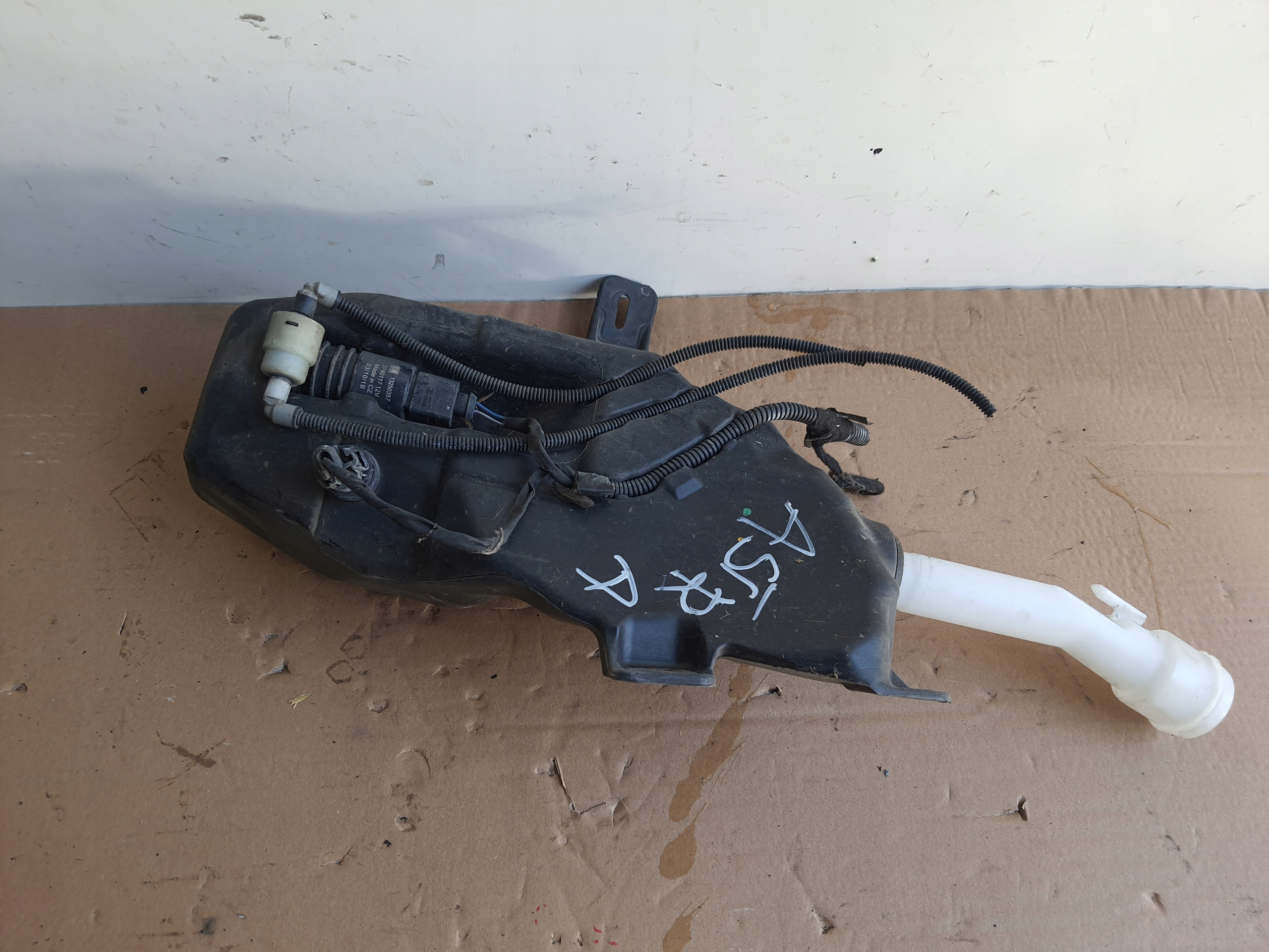 OPEL ASTRA J 09-16 Behälter Spritzdüse