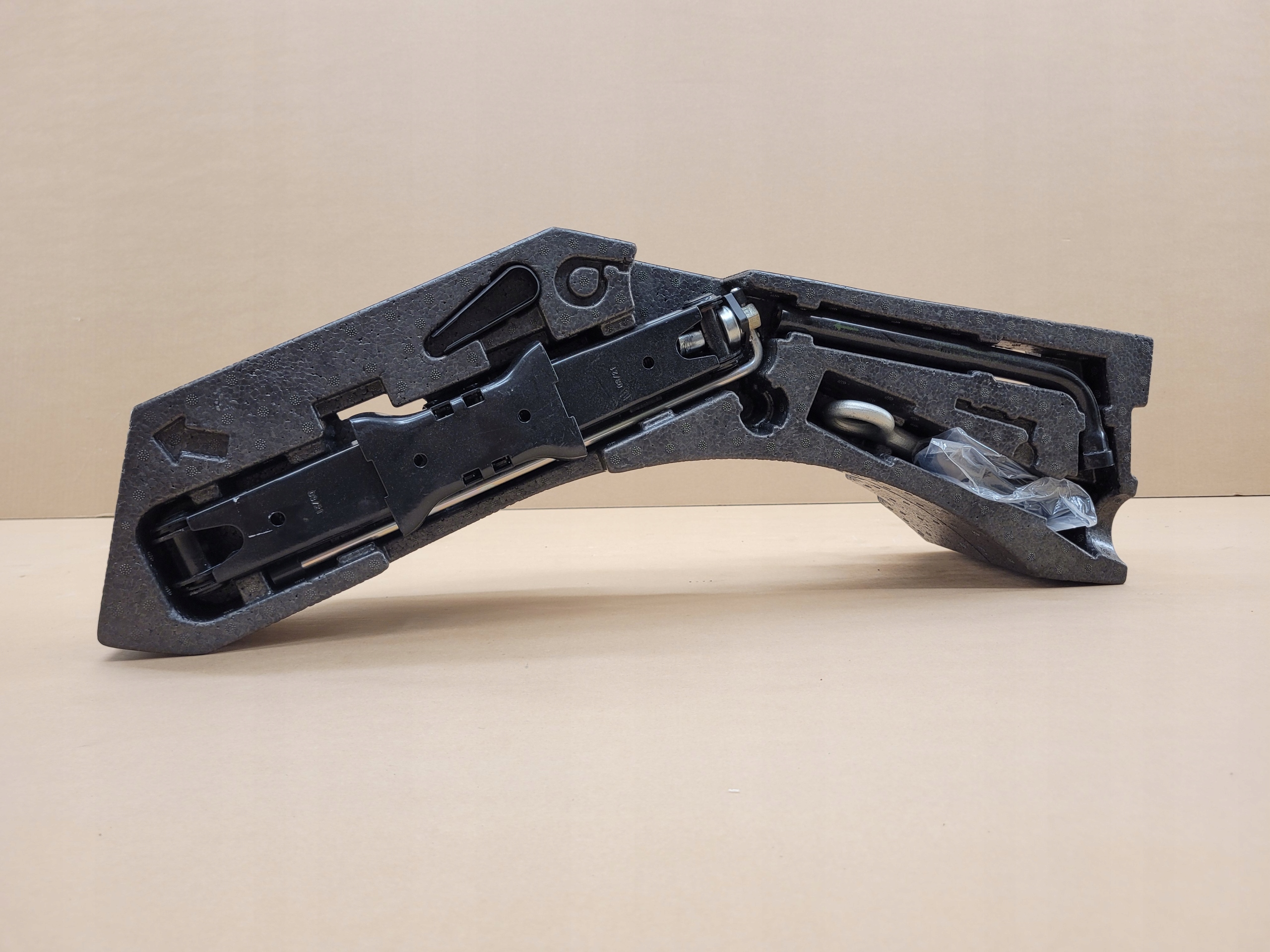 ZESTAW NAPRAWCZY STYROPIAN UCHO LEWAREK VOLVO XC40 C40