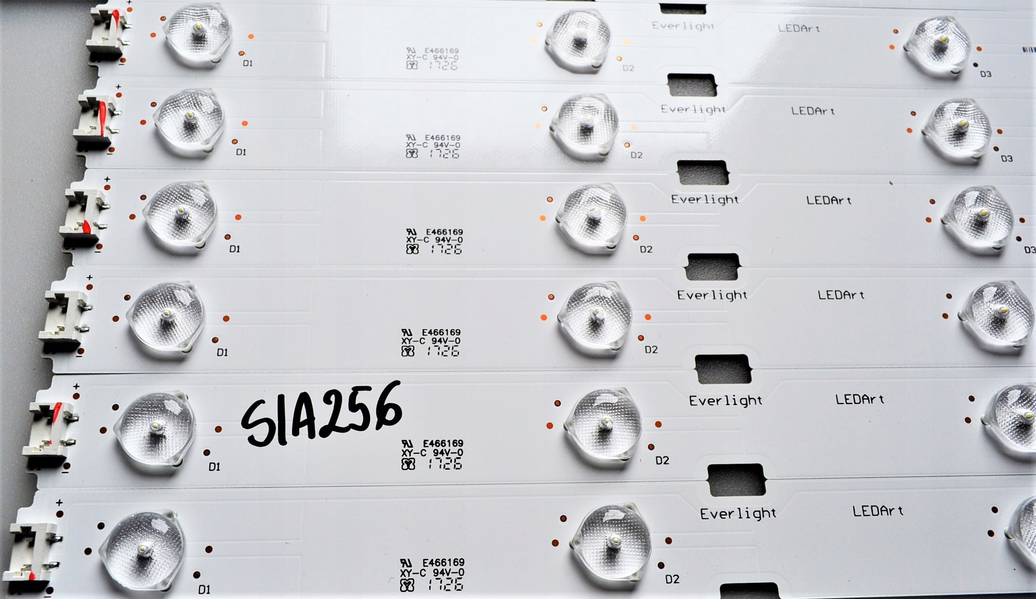 LISTWY LED 057D49-B93 (NR SIA256) Producent Grundig