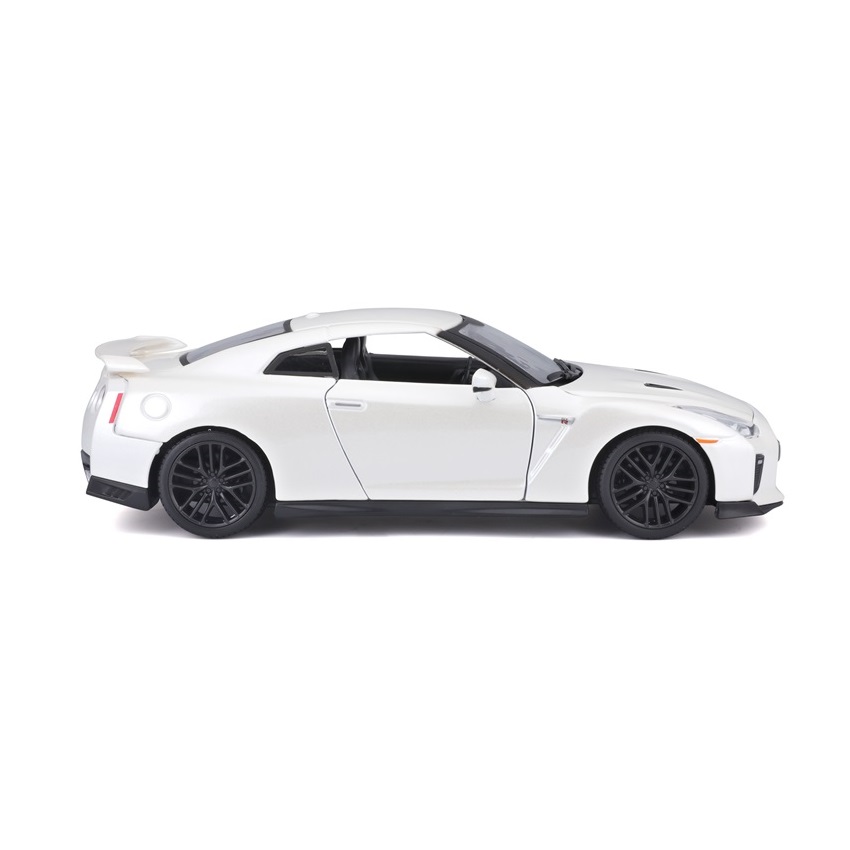 Nissan GT-R 1:24 model Bburago 18-21082 biały Wiek dziecka 3 lata +
