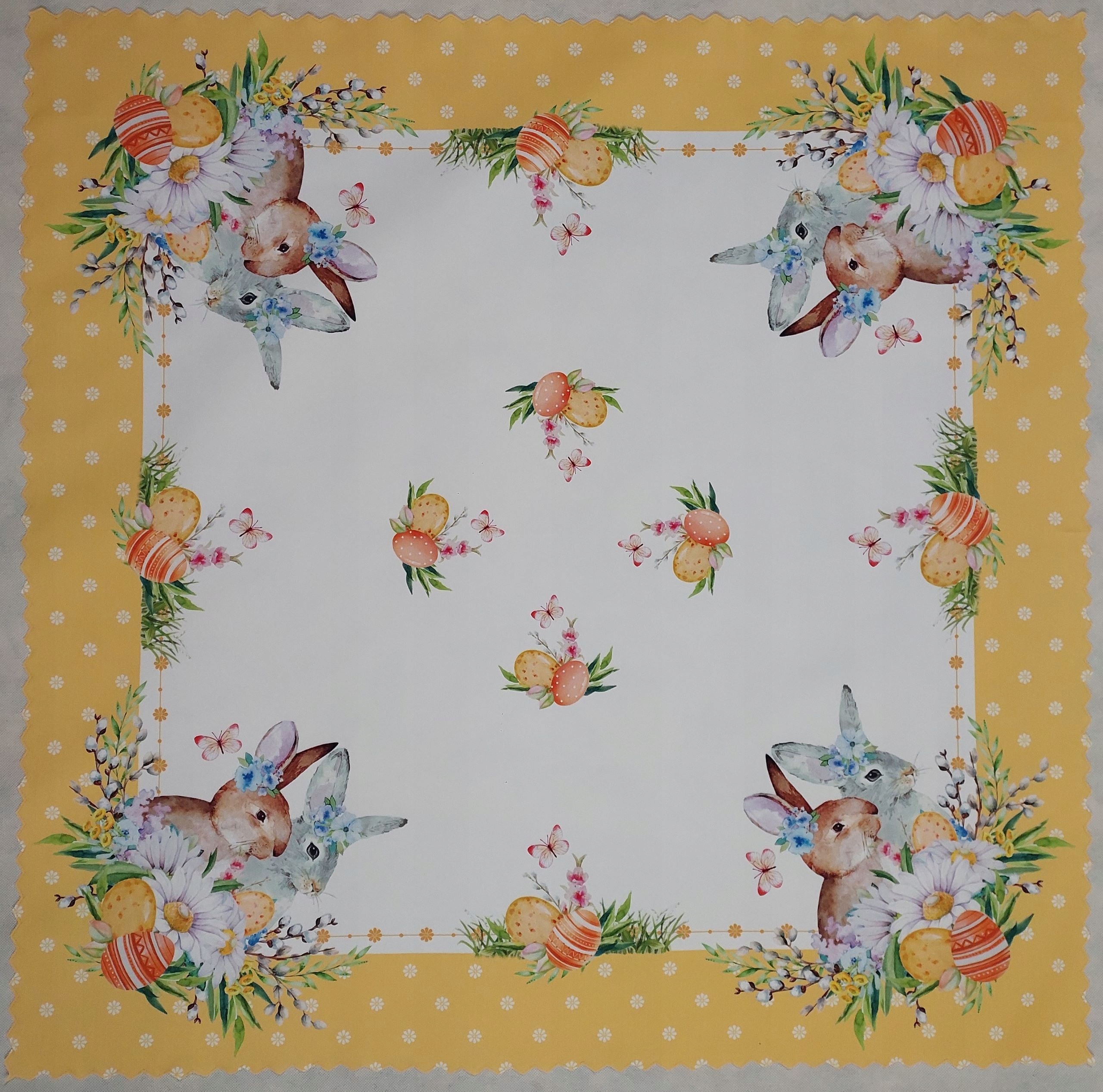 OBRUS NAKŁADKA NA STÓŁ 85X85 WIELKANOCNA KOLOROWA ZAJĄCE PISANKI ŻÓŁTY