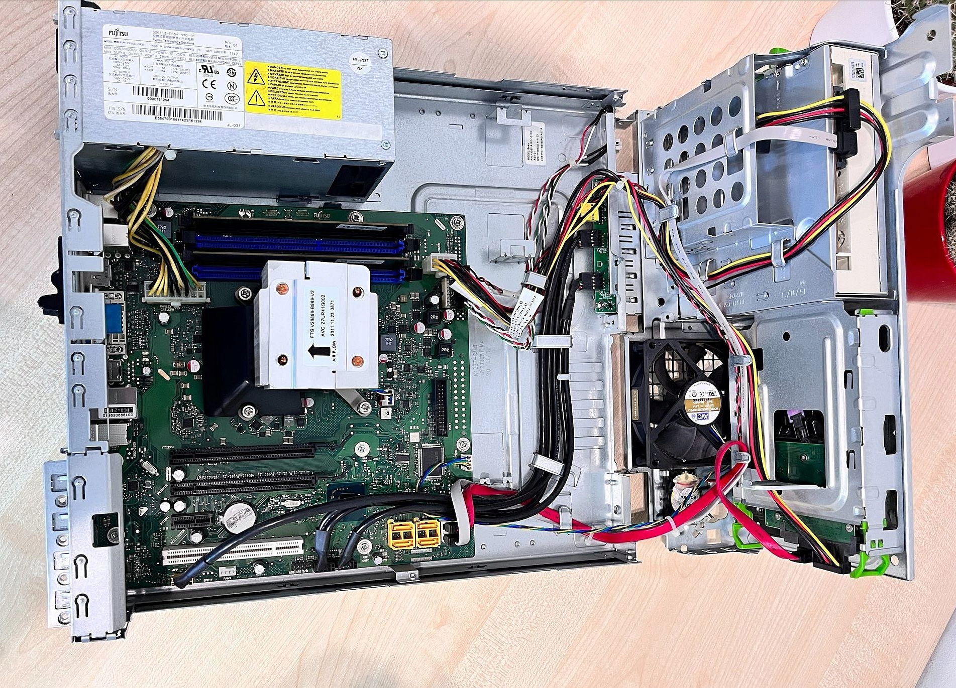 PC Fujitsu E900 Core i5 240GB SSD COM DVD DP Win11 Generacja procesora 2