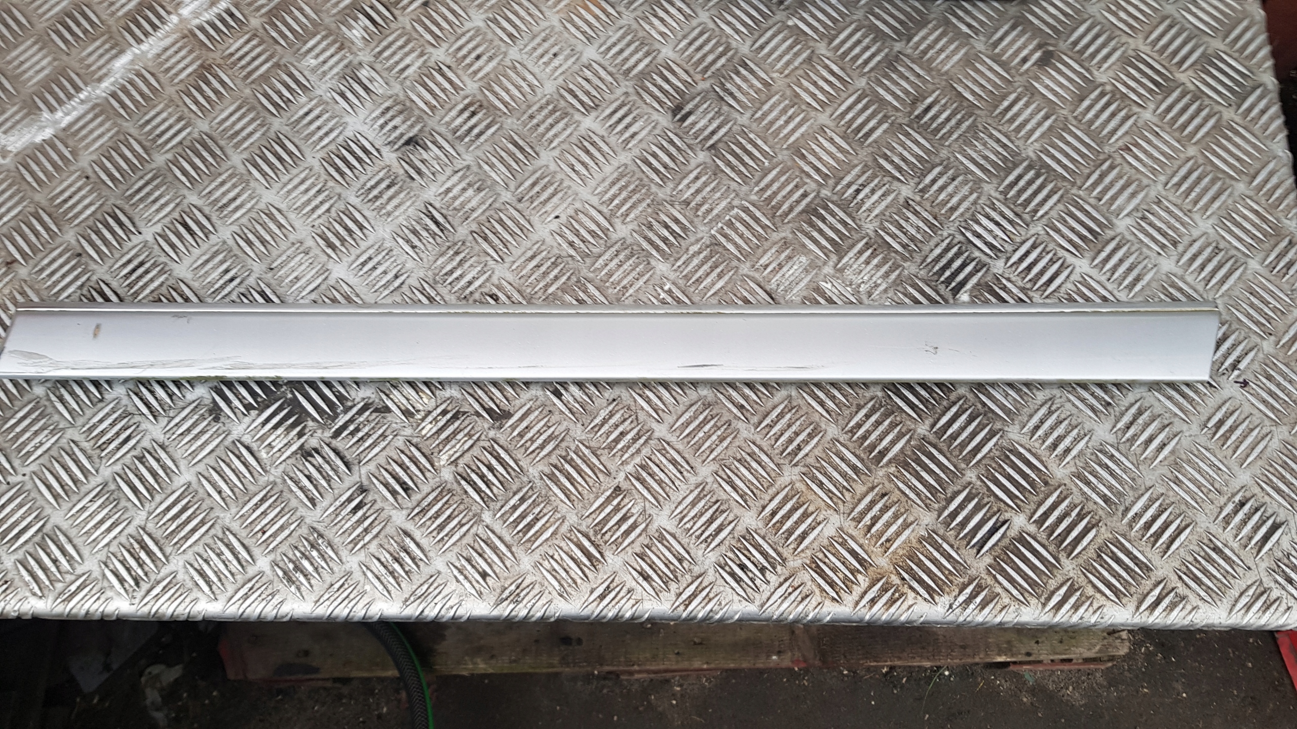 AUDI A8 D2 moulding door left rear part SREBRNA LIFT