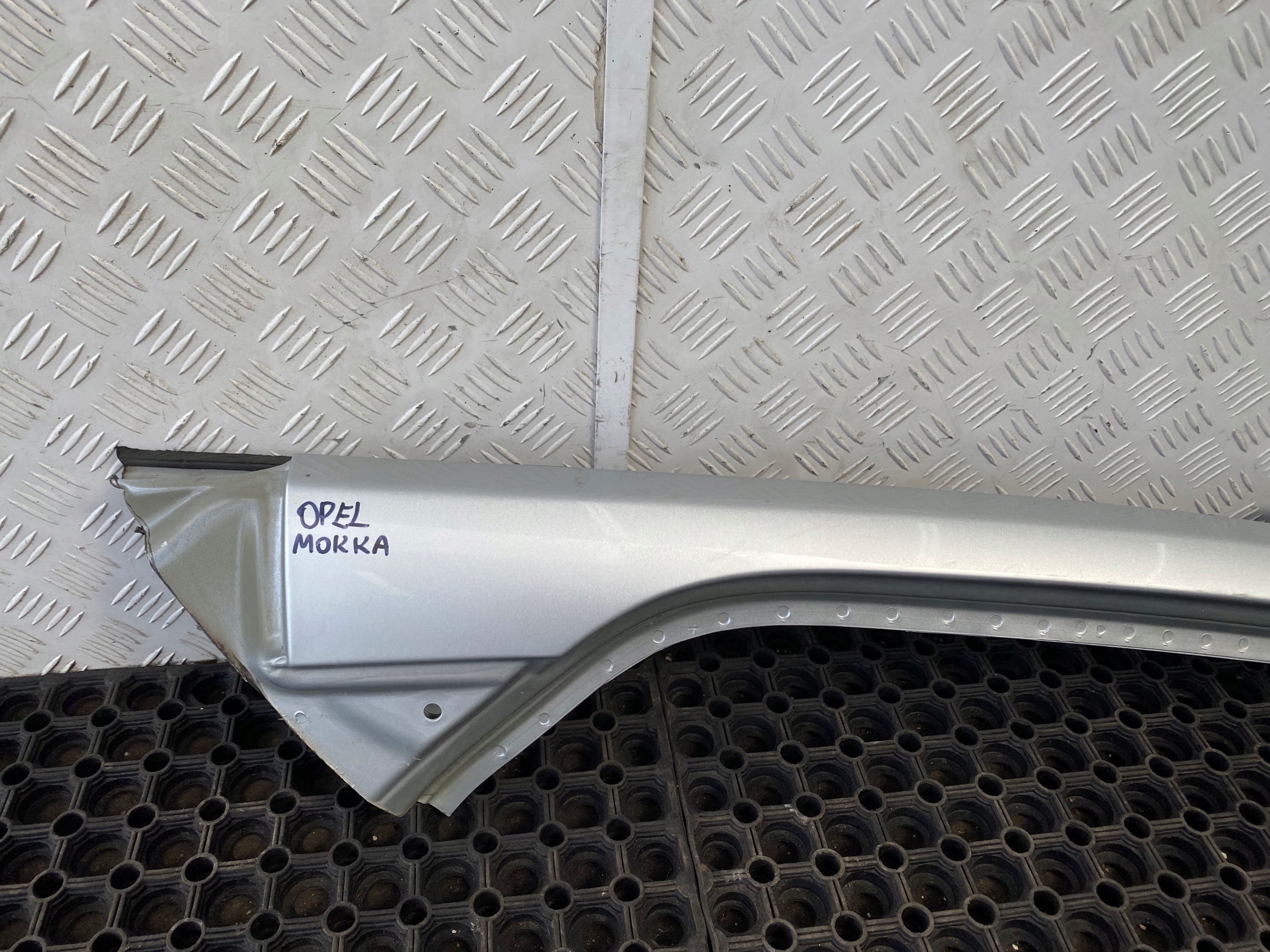 OPEL MOKKA A 12-18 pillar roof front left front colour Z176