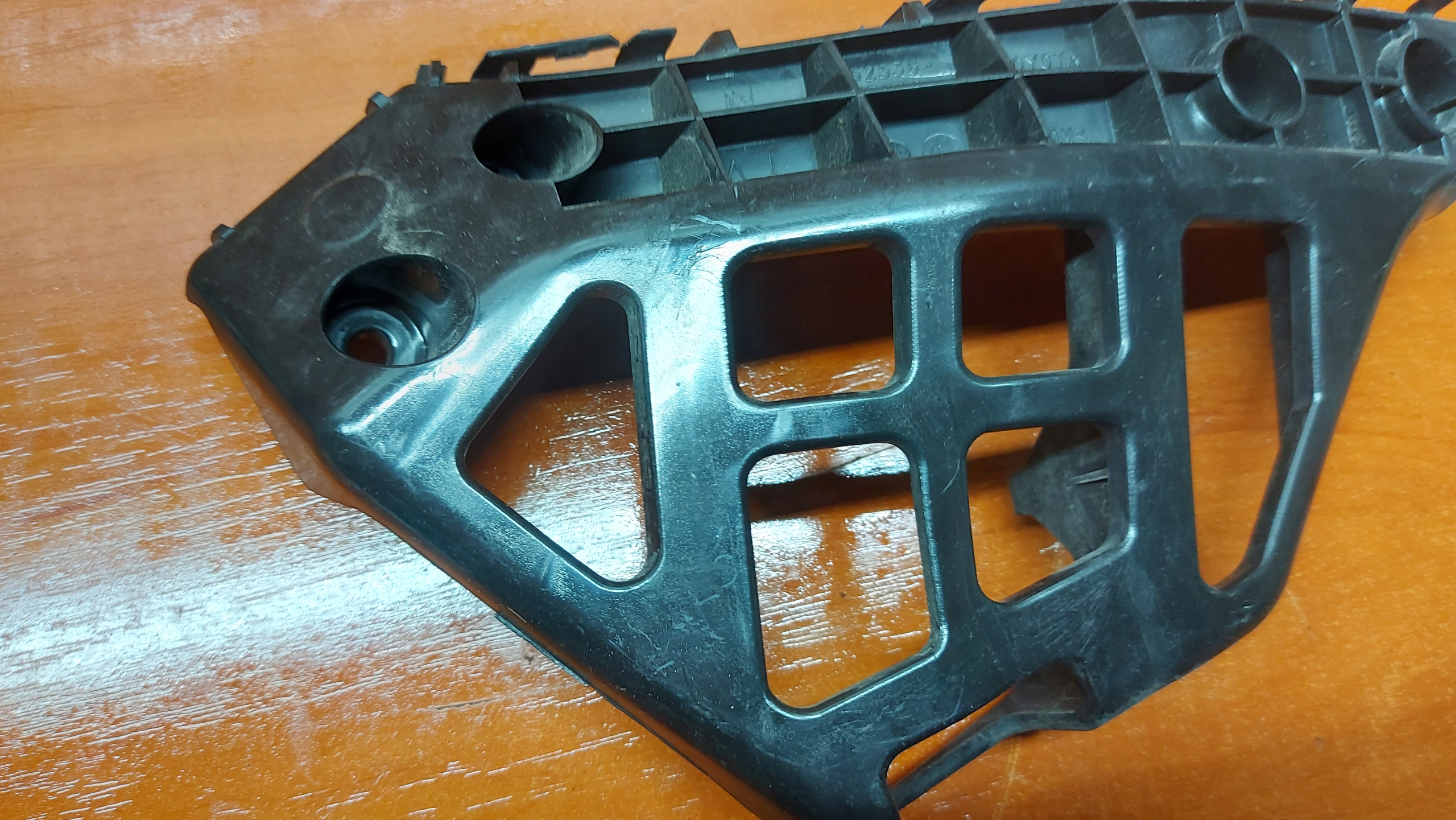 bumper bracket left front TOYOTA AURIS II 12