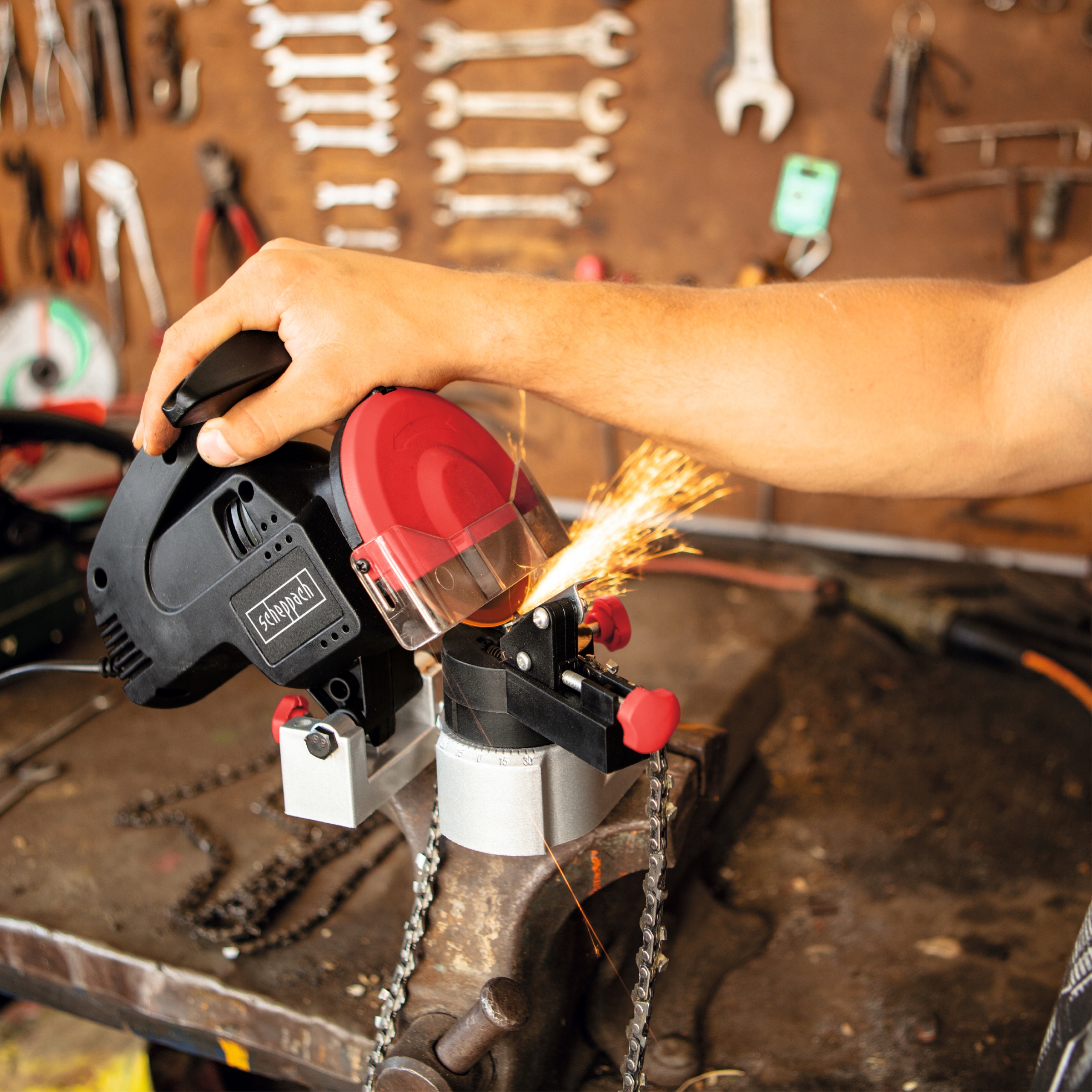 Ostrzałka do Łańcuchów Pił Elektryczna KS1200 Scheppach Maksymalna moc 220 W