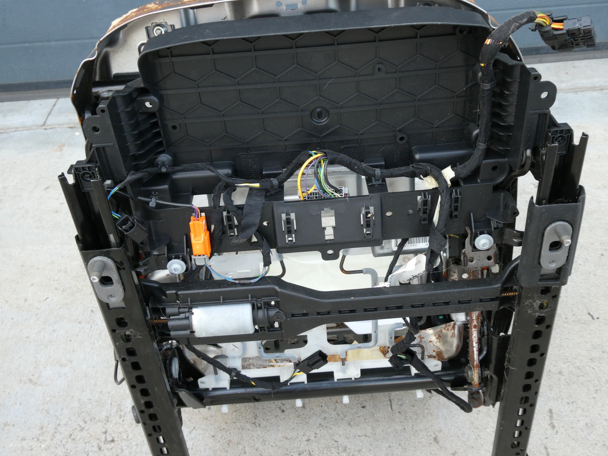 držiak sedačka ľavý šoférov LAND ROVER DISCOVERY SPORT L550 EUROPA