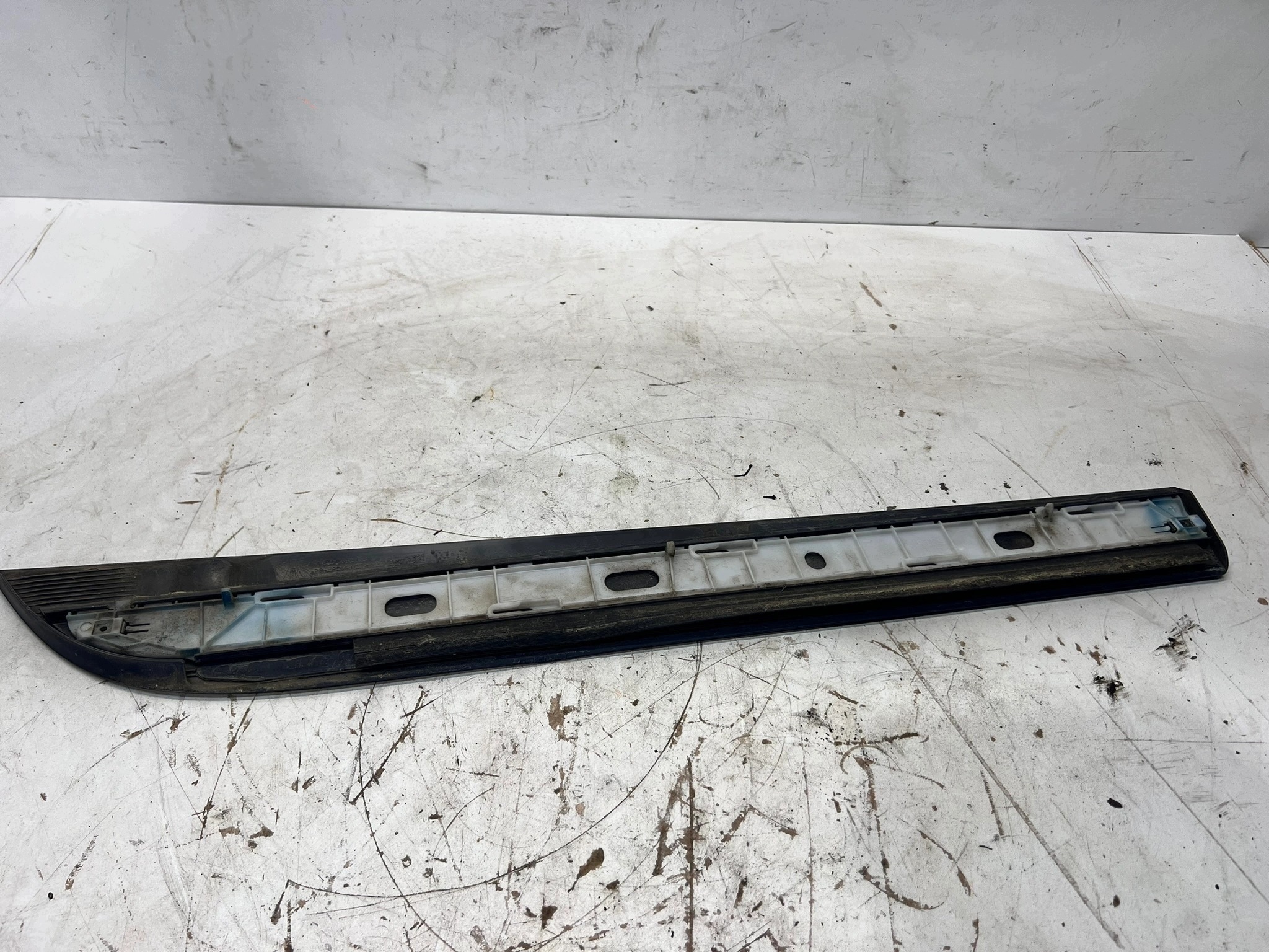 moulding door lower left rear part AUDI A6 C6 LY5K